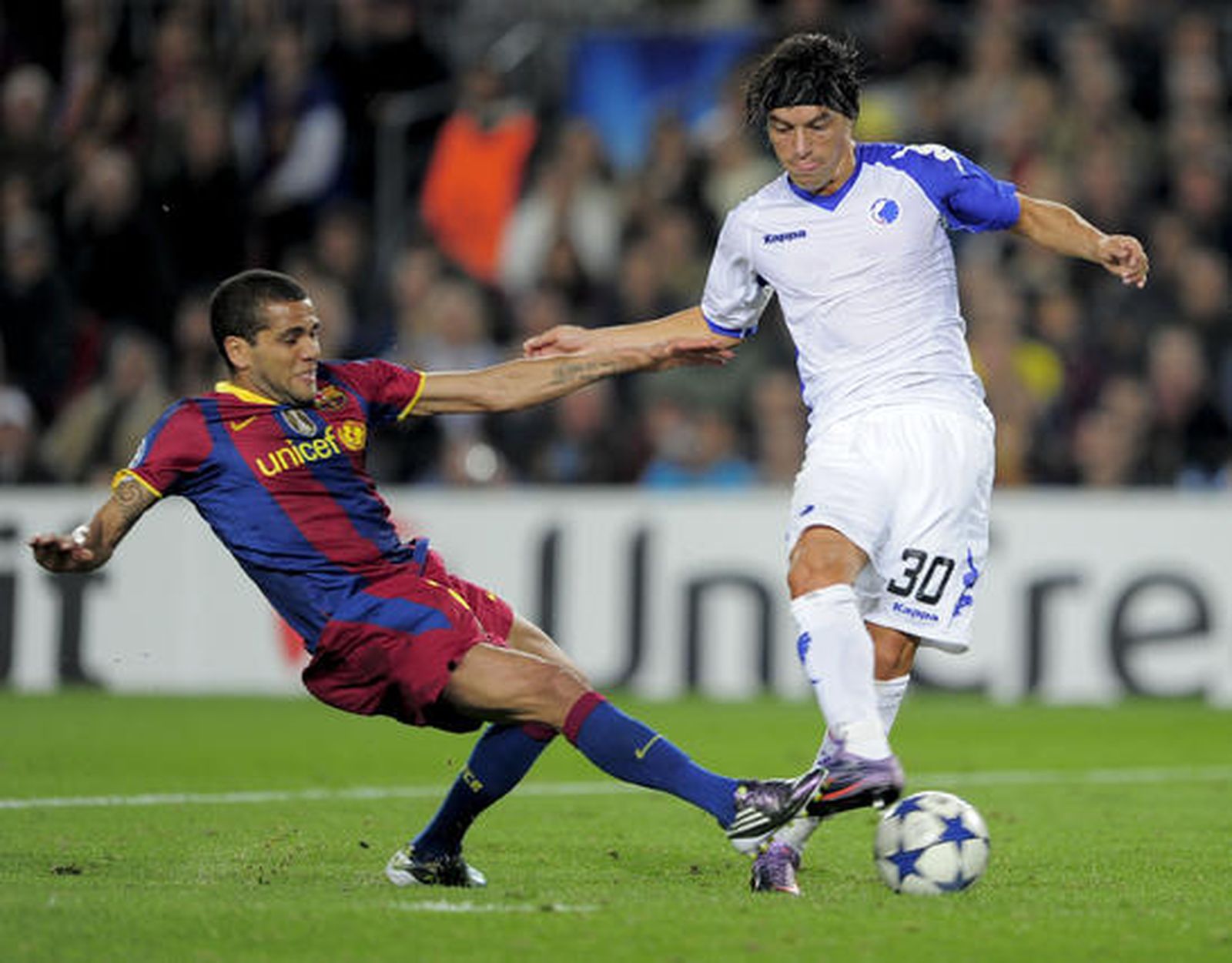 El Barcelona supera al Copenhague en el Camp Nou. / AFP
