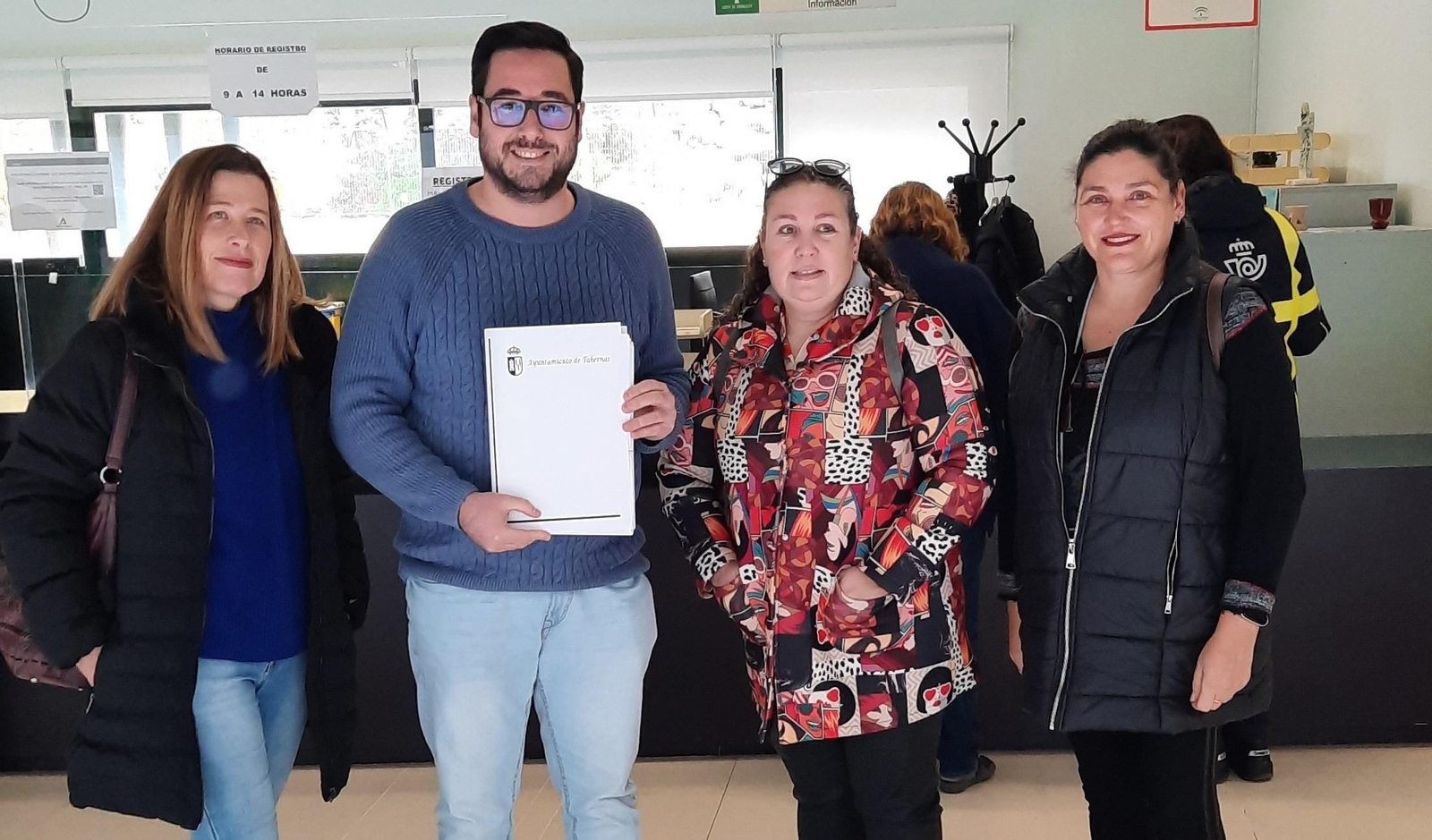 El alcalde ha presentado las firmas en la delegación de Educación.