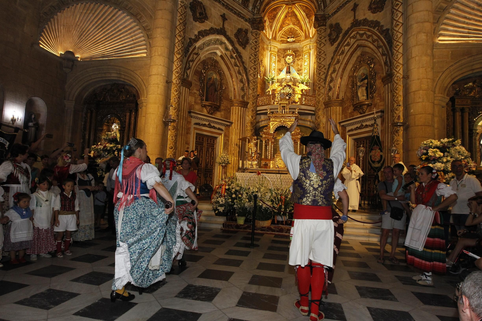 Fotogalería ofrenda floral a la Virgen del Mar. Feria de Almería 2019