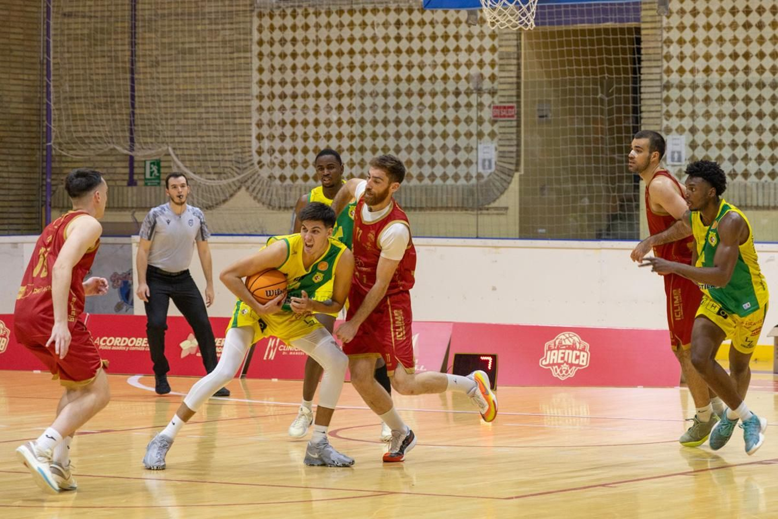 La Salobreja vibra con el derbi de la capital entre Jaén CB y Jaén FS, en imágenes