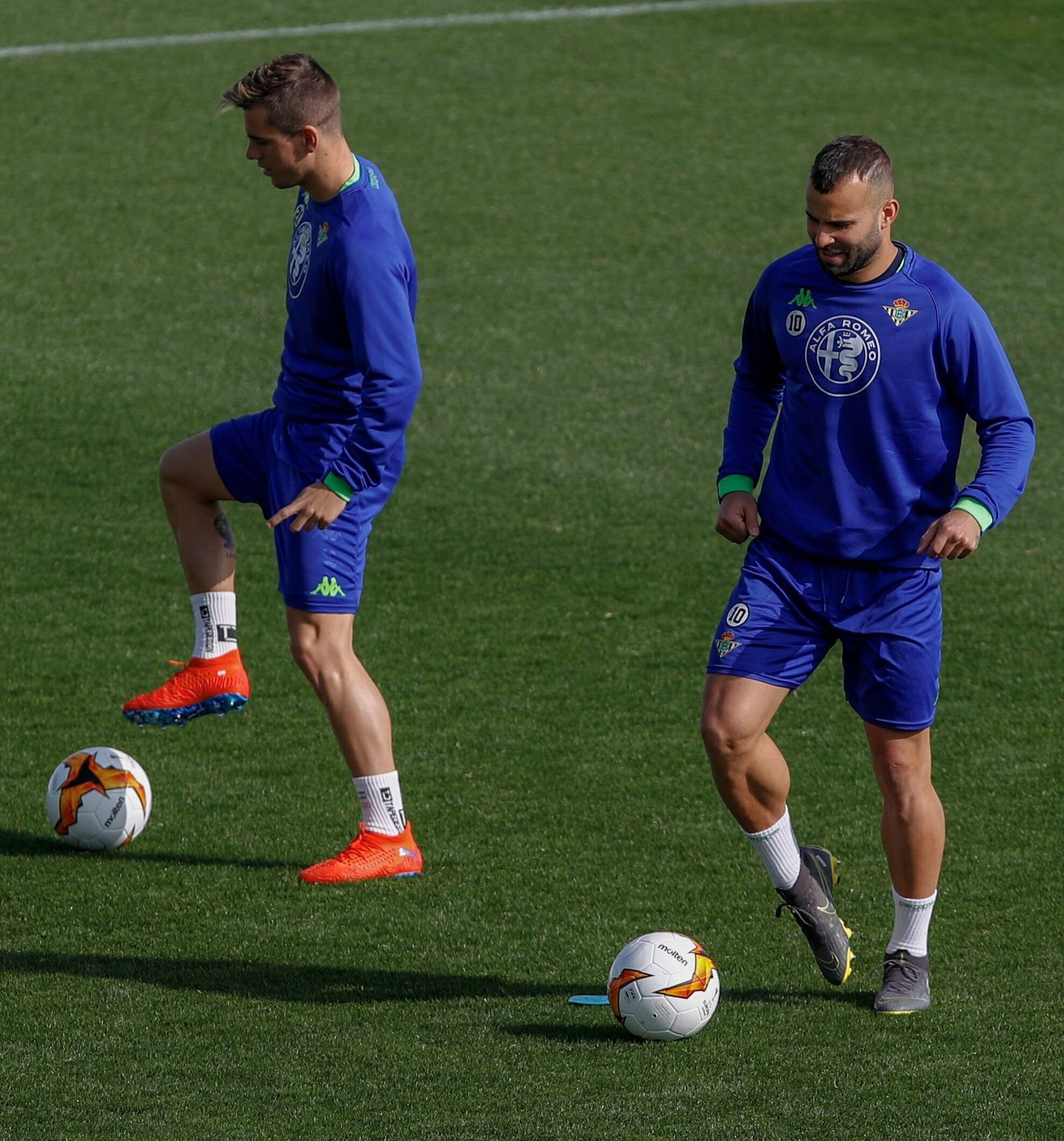 Jesé controla el balón junto a Lo Celso.