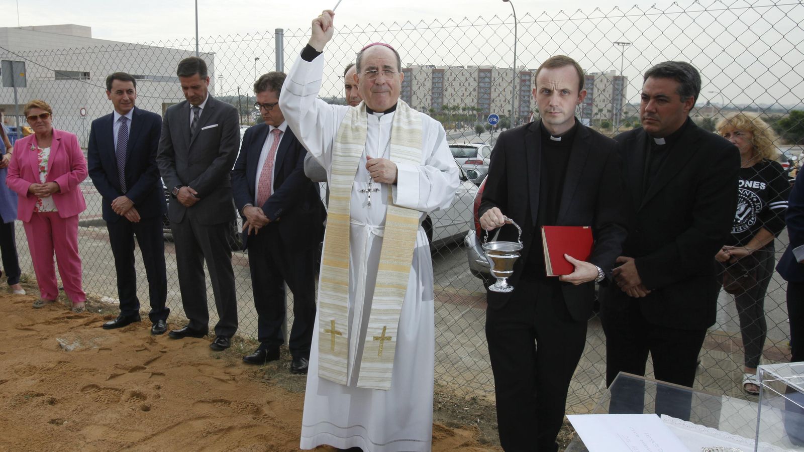 El arzobispo durante la bendición de la primera piedra del complejo parroquial.