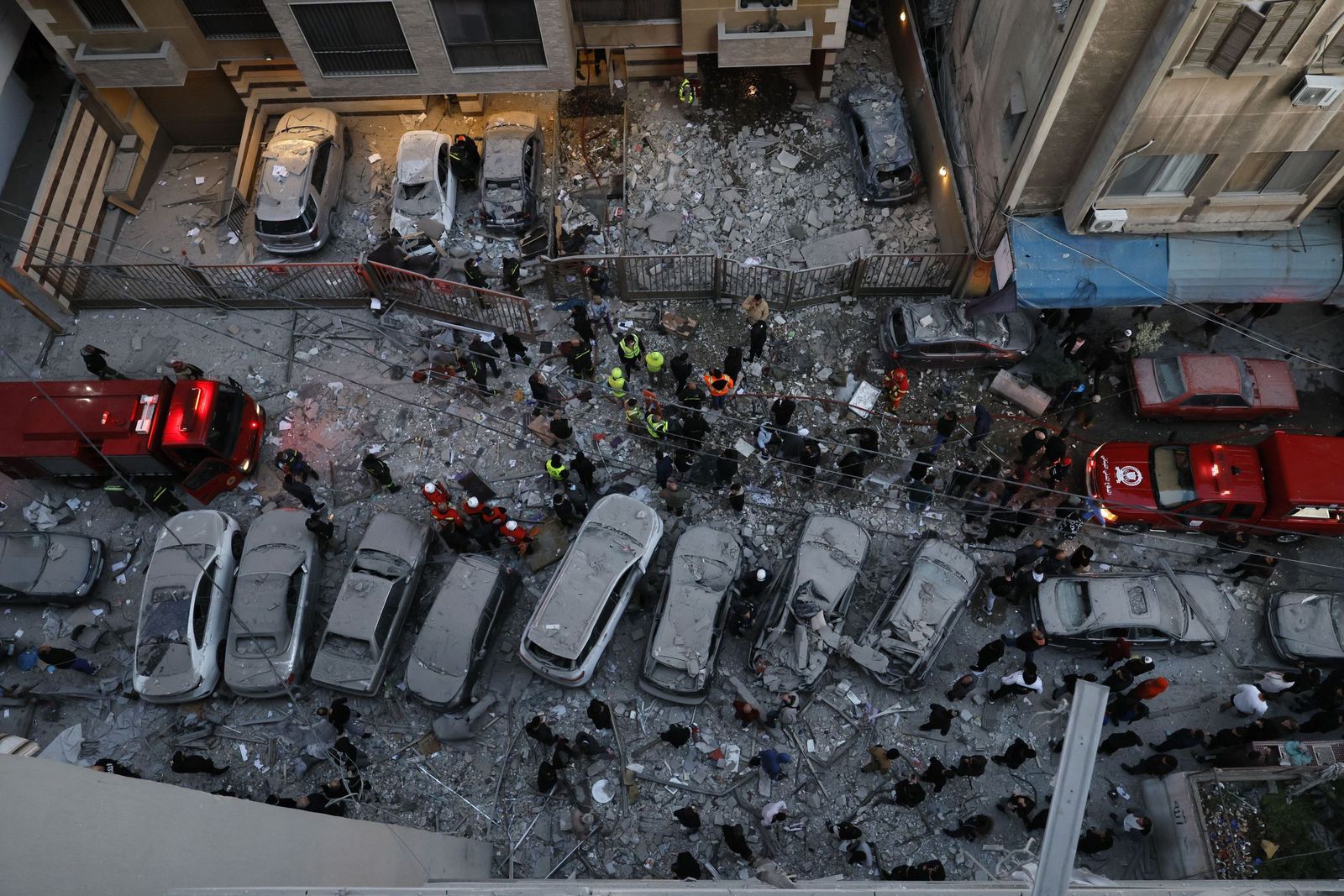 Servicios de Emergencia libaneses tras un ataque israelí en Beirut.