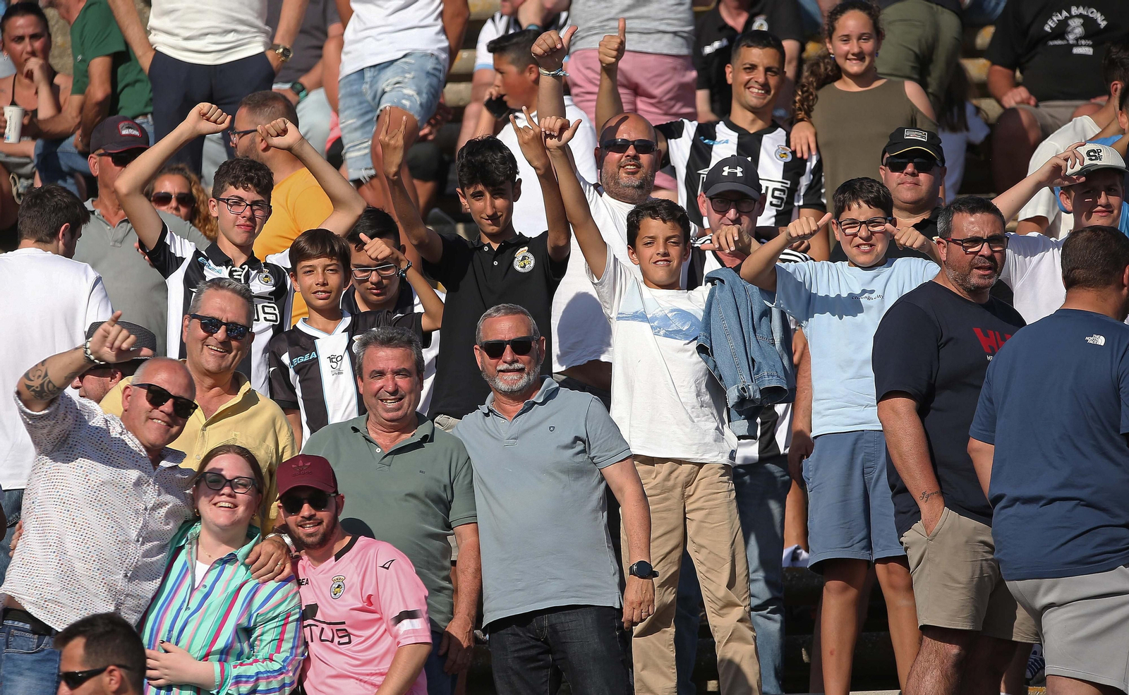 Fotos de la afición durante el Balona - Córdoba en el estadio municipal de La Línea