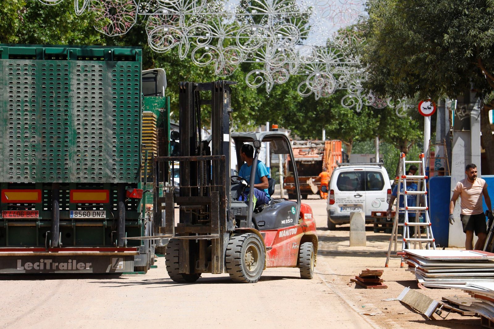 El desmontaje de las casetas y atracciones de la Feria de Córdoba, en imágenes