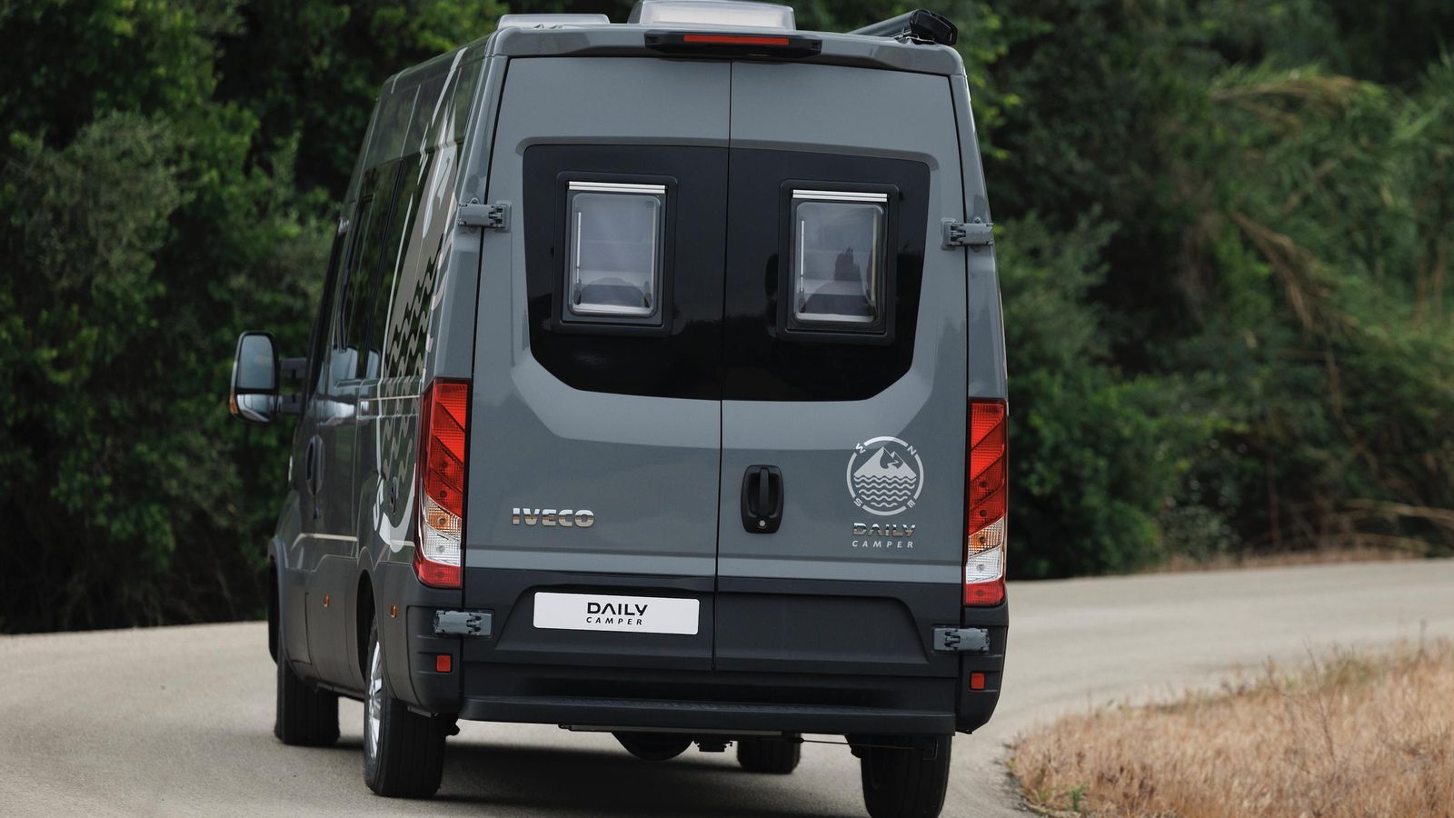 Las dos puertas traseras de la Daily Camper reciben sendas ventanillas. Para ayudar a las maniobras marcha atrás cuenta con una cámara en la zona superior, junto a la tercera luz de freno. Las dos puertas traseras de la Daily Camper reciben sendas ventanillas. Para ayudar a las maniobras marcha atrás cuenta con una cámara en la zona superior, junto a la tercera luz de freno.