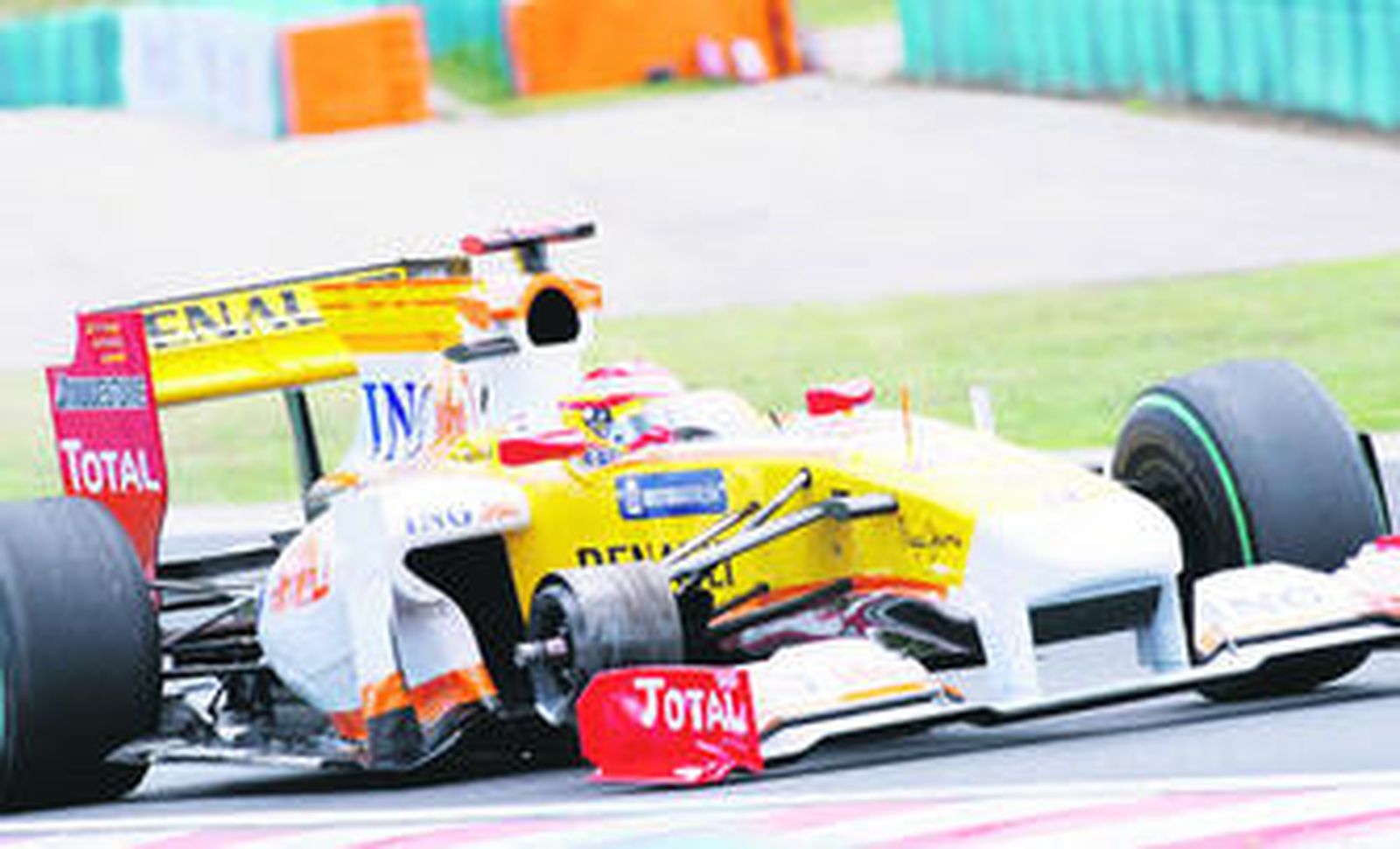 El Renault de Fernando Alonso rueda por el circuito de Hungaroring hacia los 'boxes' tras perder el neumático delantero derecho.