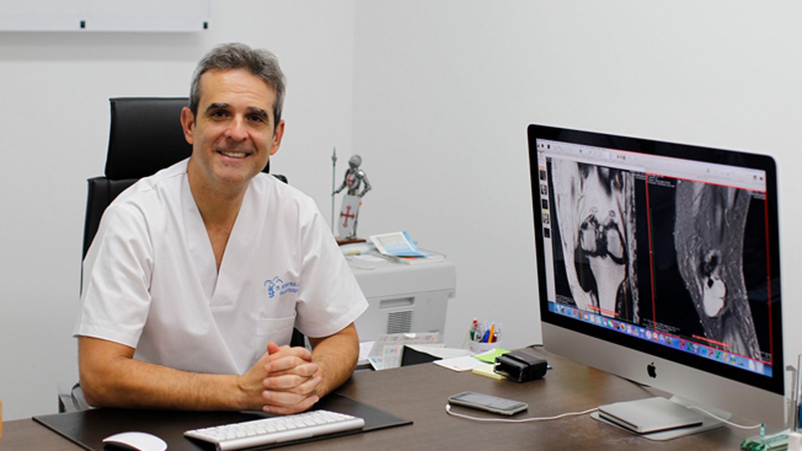 El doctor Antonio Rios en su consulta de traumatología