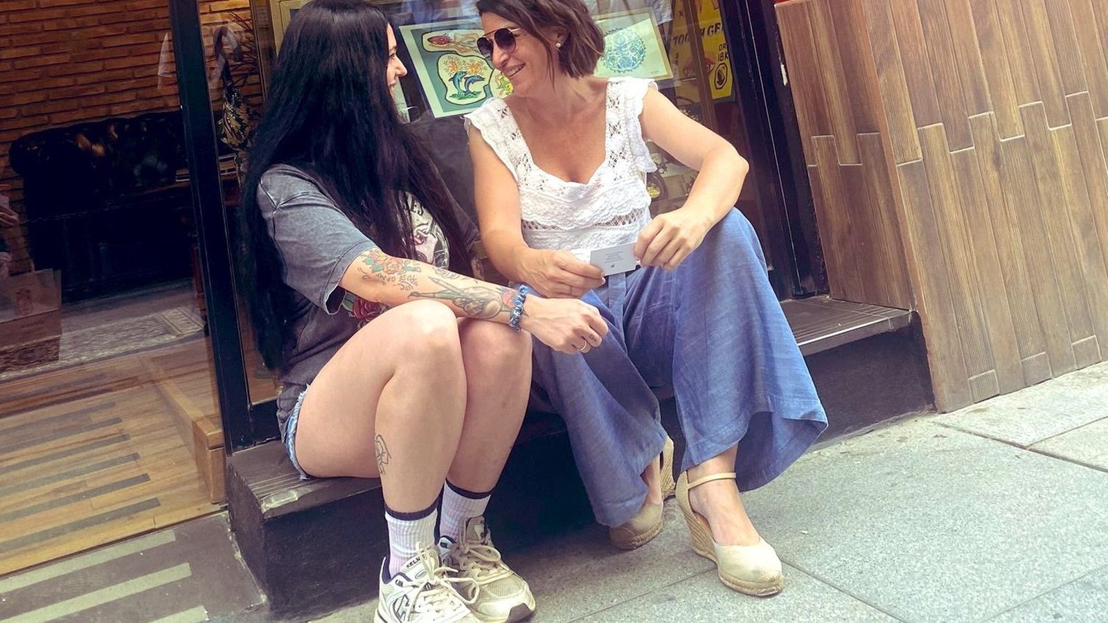 Macarena Olona habla tatuadora que le hará su tattoo en la jornada de reflexión