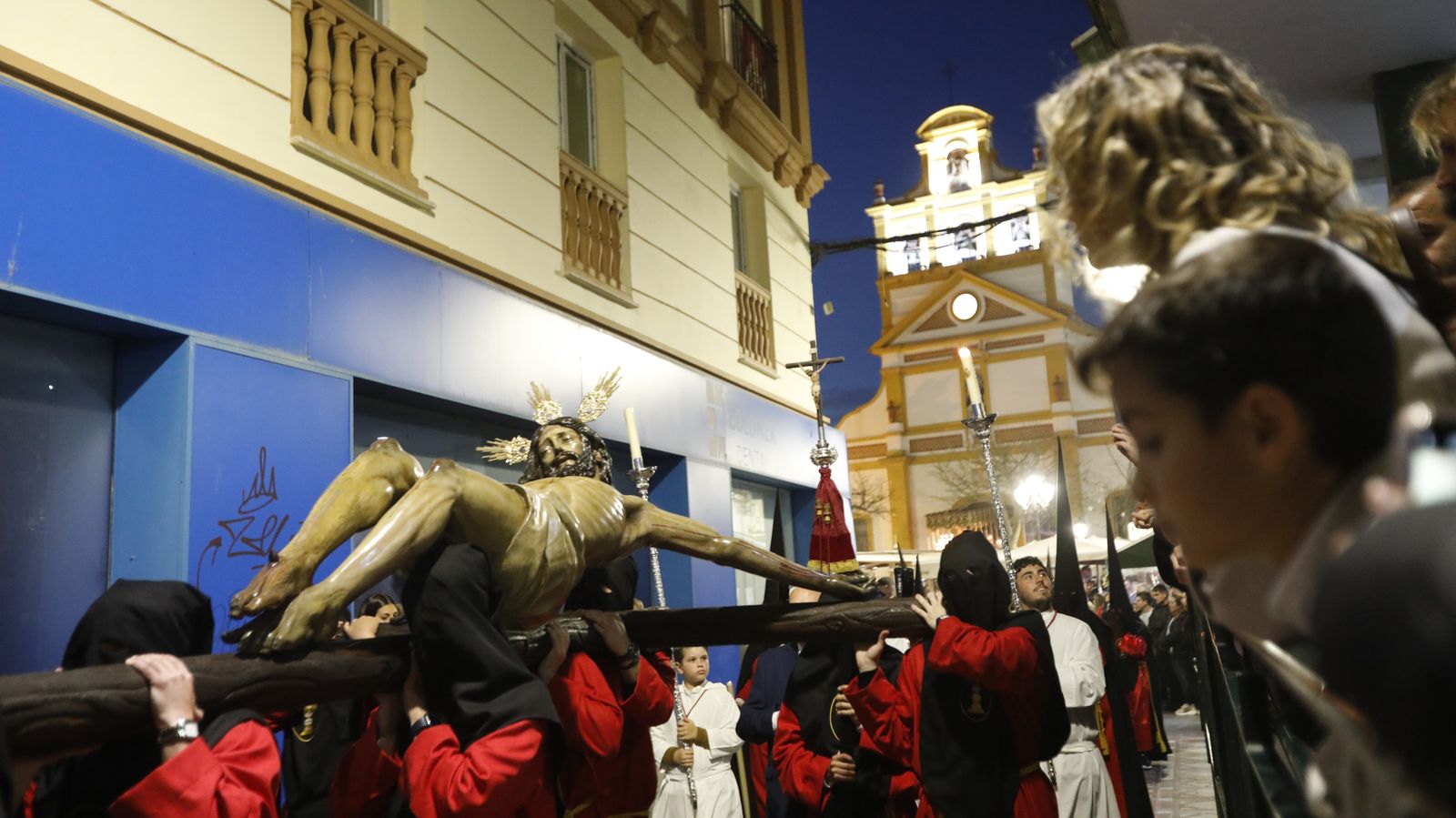 Las fotos del Viernes Santo en la Línea:  Cristo del Mar y Luz y Esperanza Nuestra, Soledad y Santo Entierro, Cristo del Amor y Misericordia y Amargura