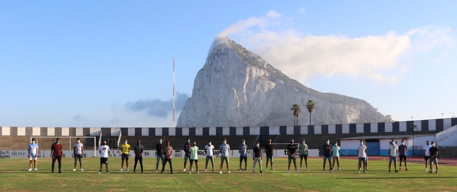 Los integrantes de la plantilla de la Balona, en el estadio Municipal