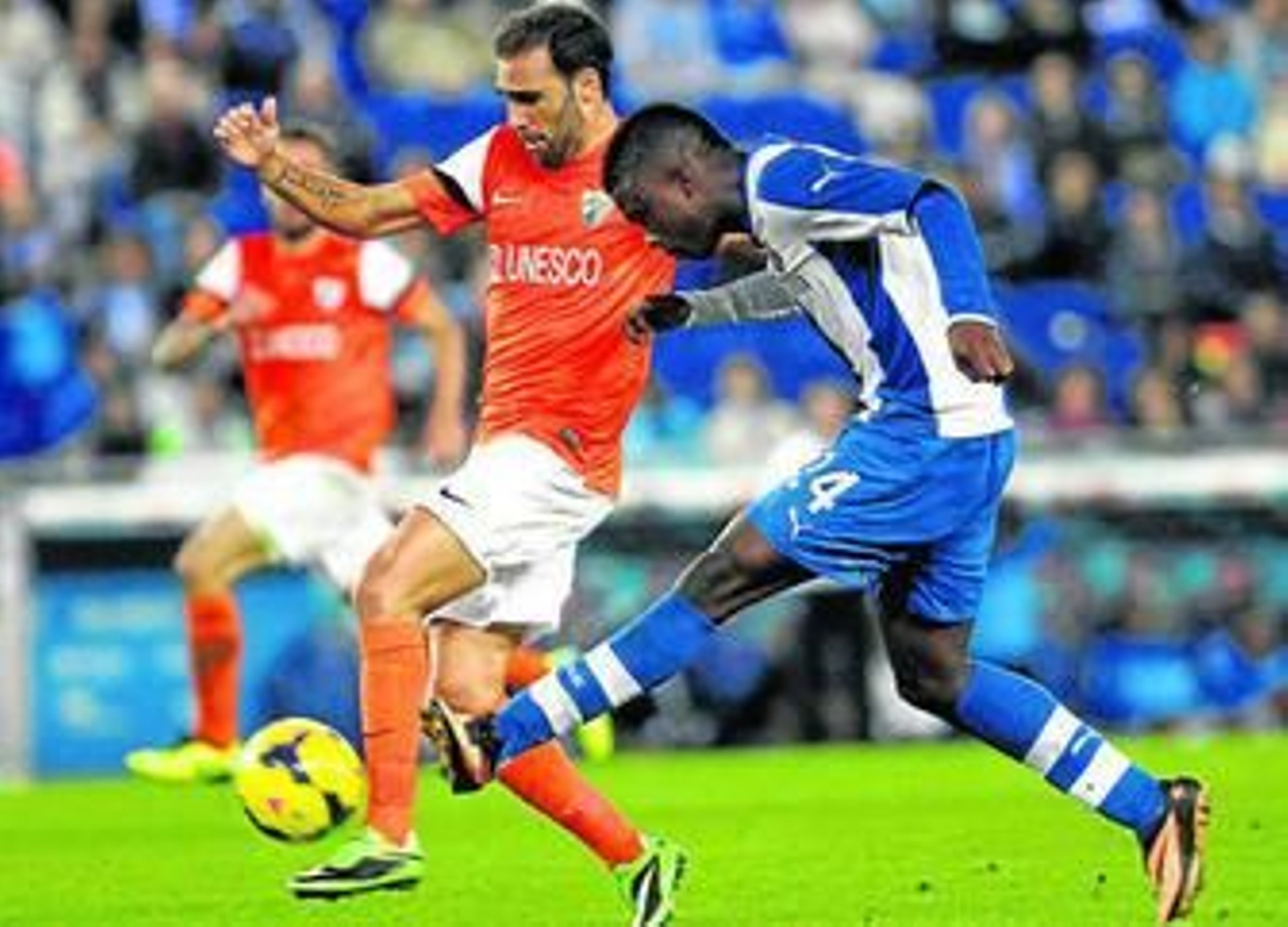 Jesús Gámez intenta detener el lanzamiento de Córdoba.