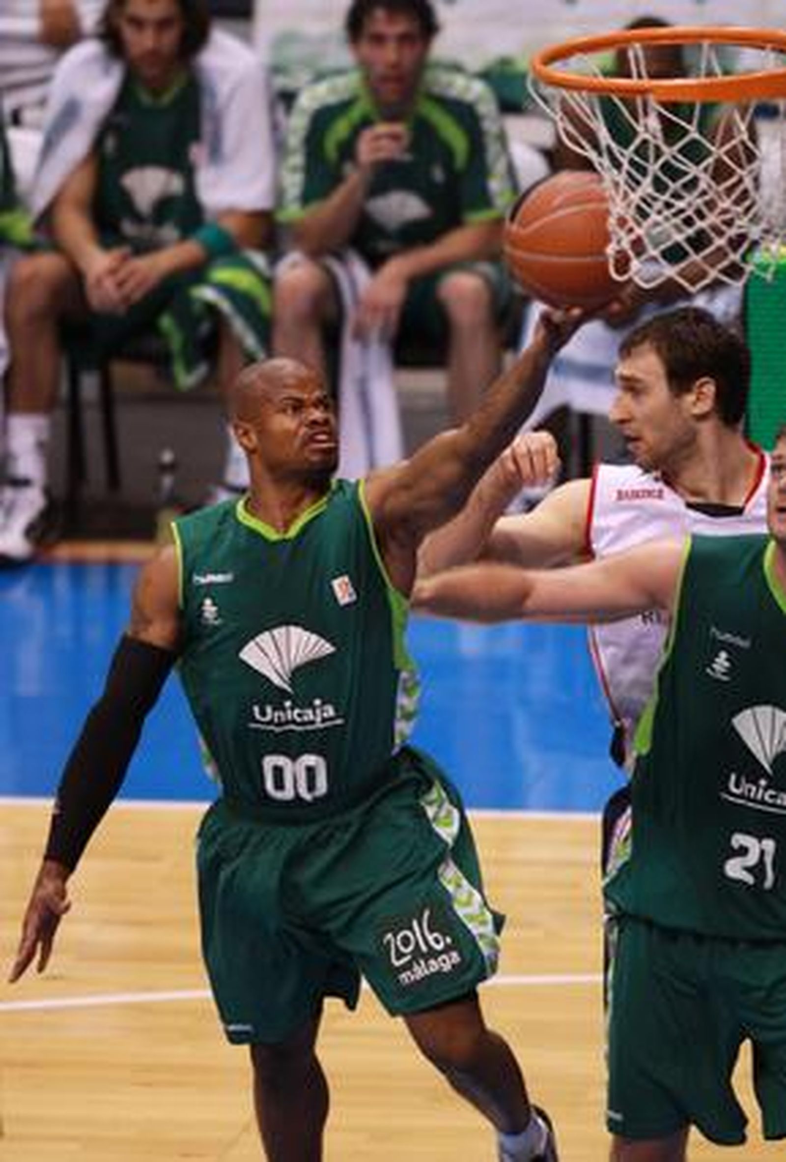 Los malagueños firman un 12-5 en la segunda vuelta y tras ganar al equipo vitoriano (70-62) consiguen el deseado quinto puesto


Foto: Migue fernandez