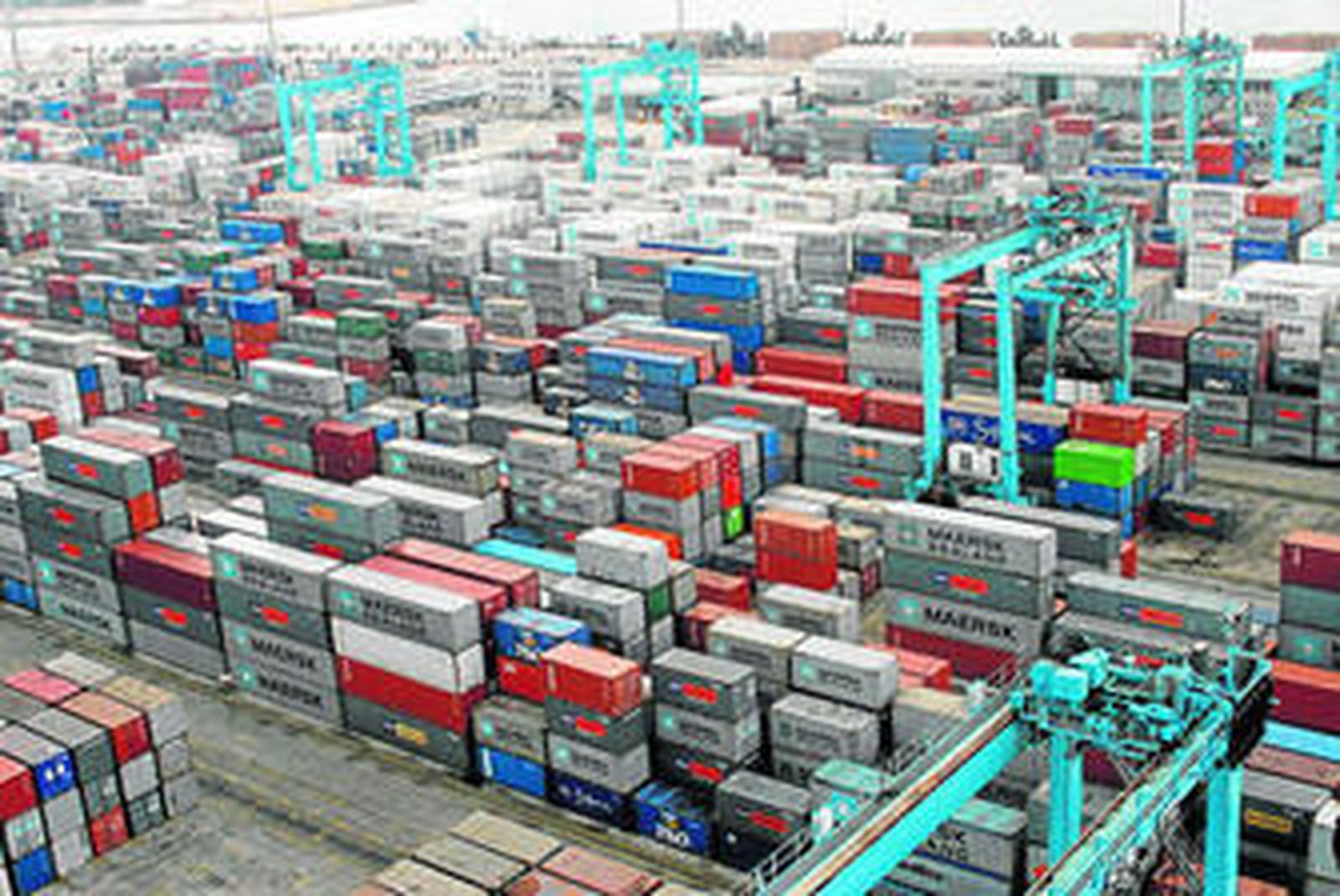 Contenedores apilados en el patio de APM Terminals, en una imagen de archivo.