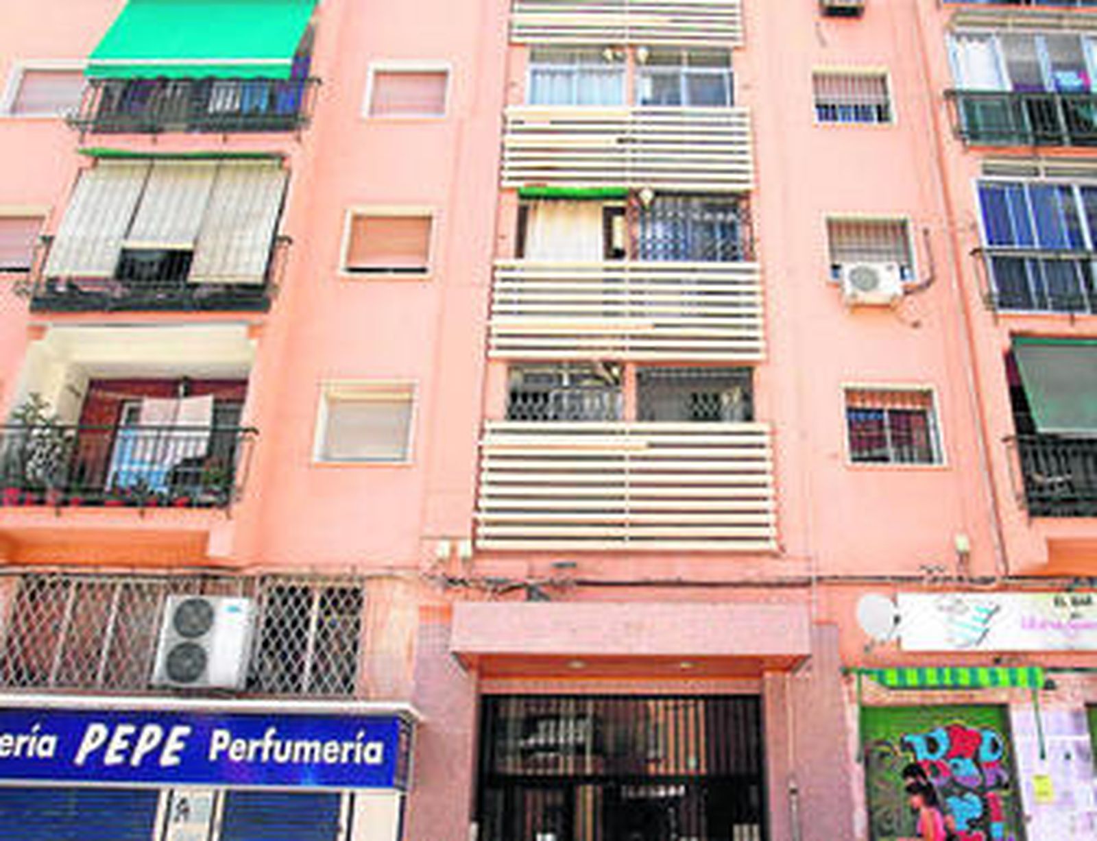 La joven se puso de parto frente al portal de su casa, en la Avenida de las Postas.