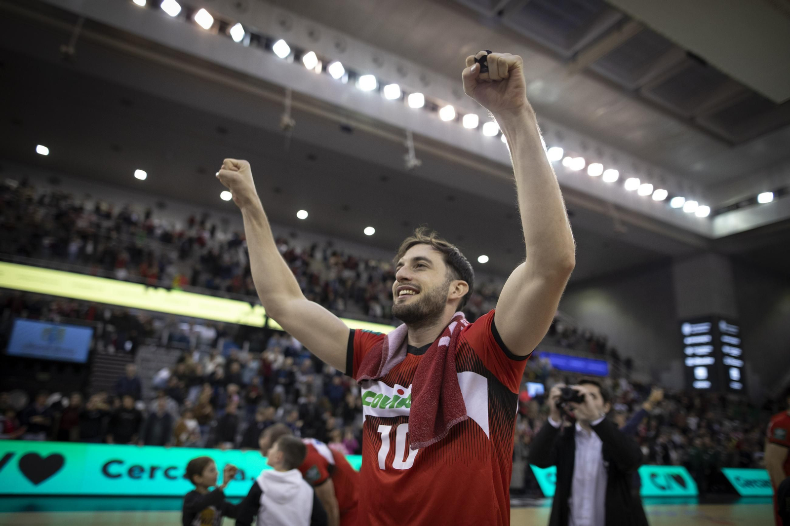 Sergi García celebra una victoria con la afición en un partido anterior