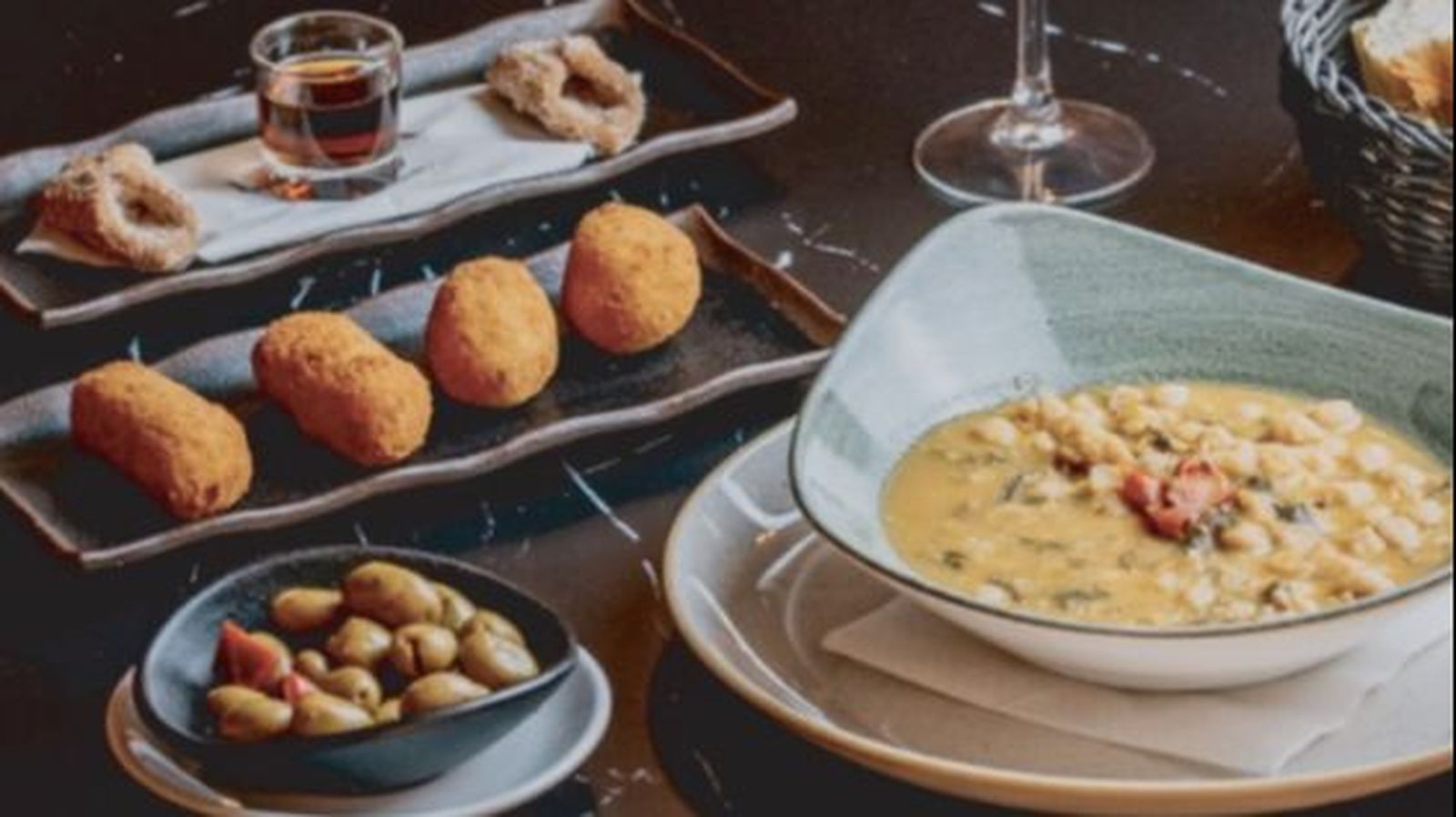 El potaje de Cuaresma, elaborado con garbanzos, espinacas y bacalao, encabeza la propuesta.