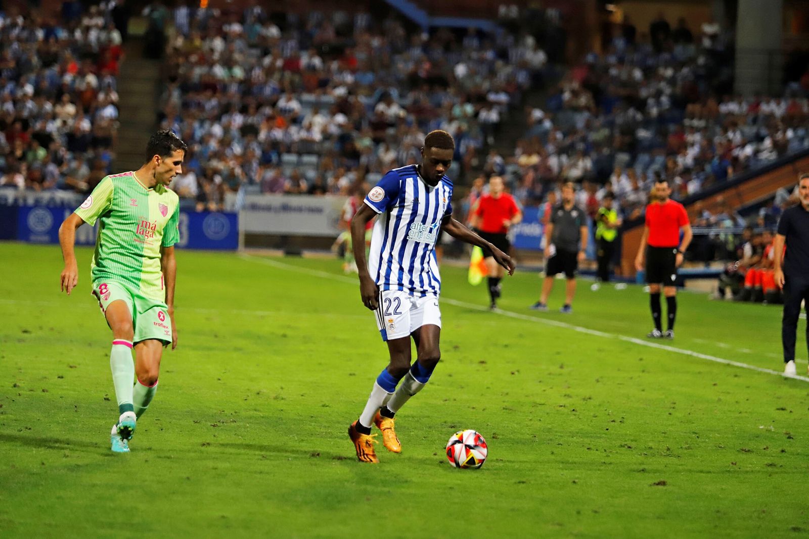 Rahim conduce la pelota en el partido frente al Málaga.
