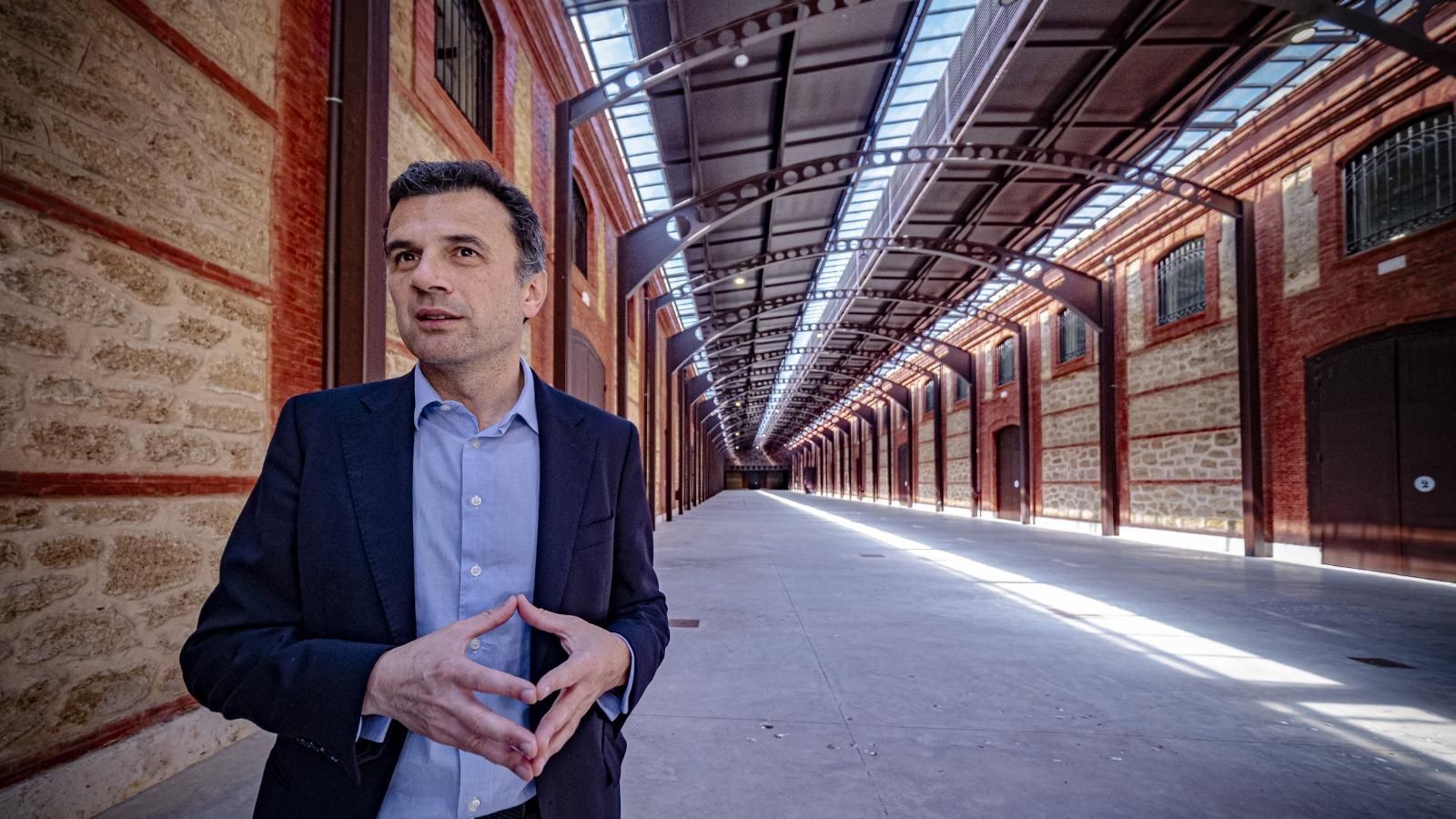 El alcalde, Bruno García, durante la visita a los Depósitos junto a este Diario.