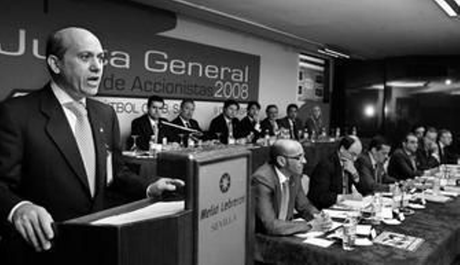 José María del Nido se dirige al auditorio con el nuevo consejero Monchi, muy cerca.