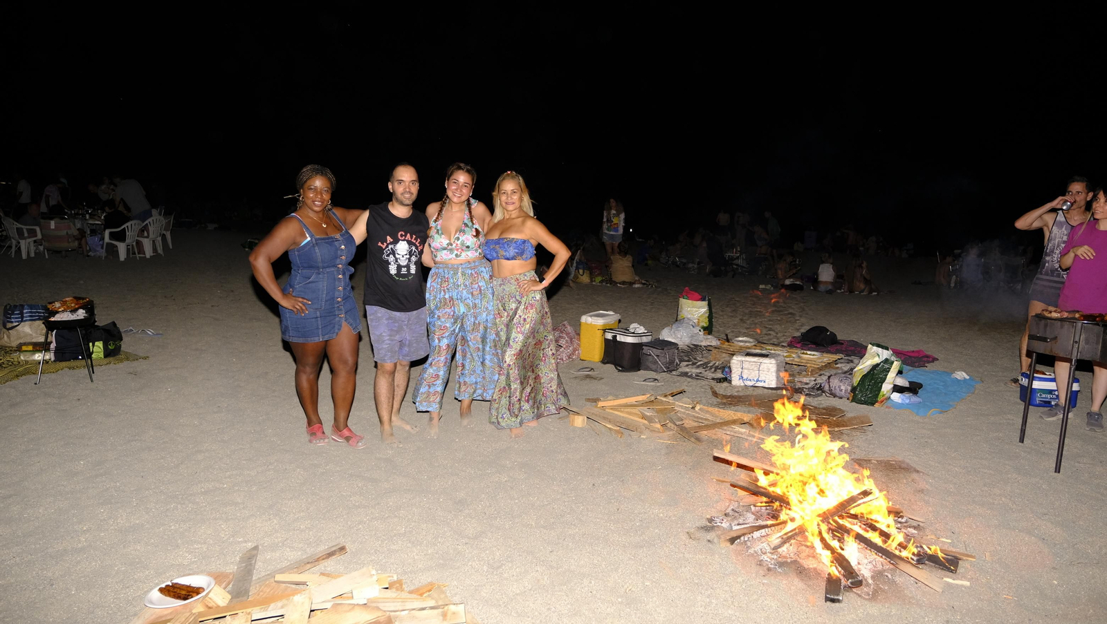 Imágenes de las hogueras de la Noche de San Juan en Almería capital