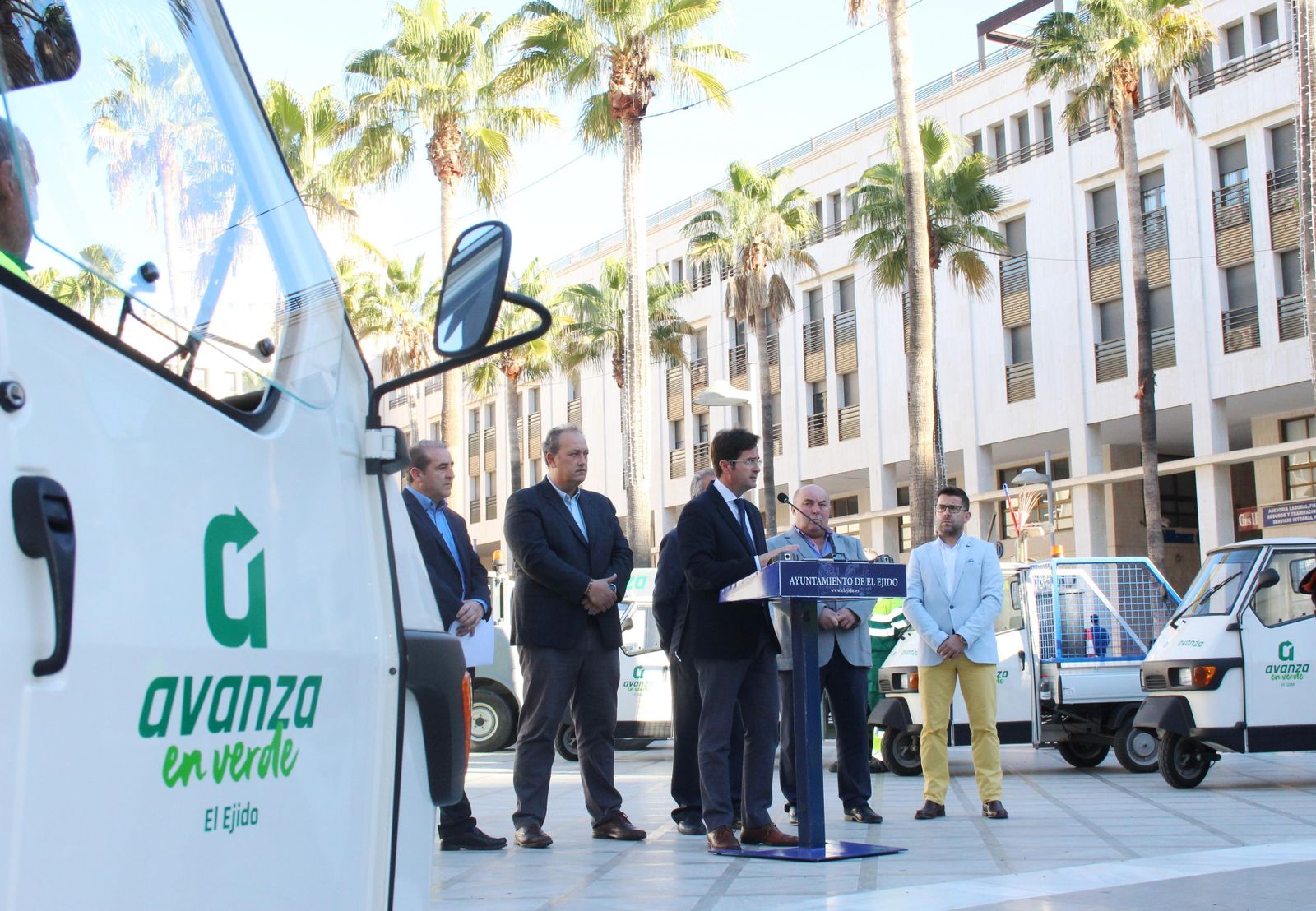 Responsables municipales y de la empresa concesionaria, ayer en la Plaza Mayor ejidense.