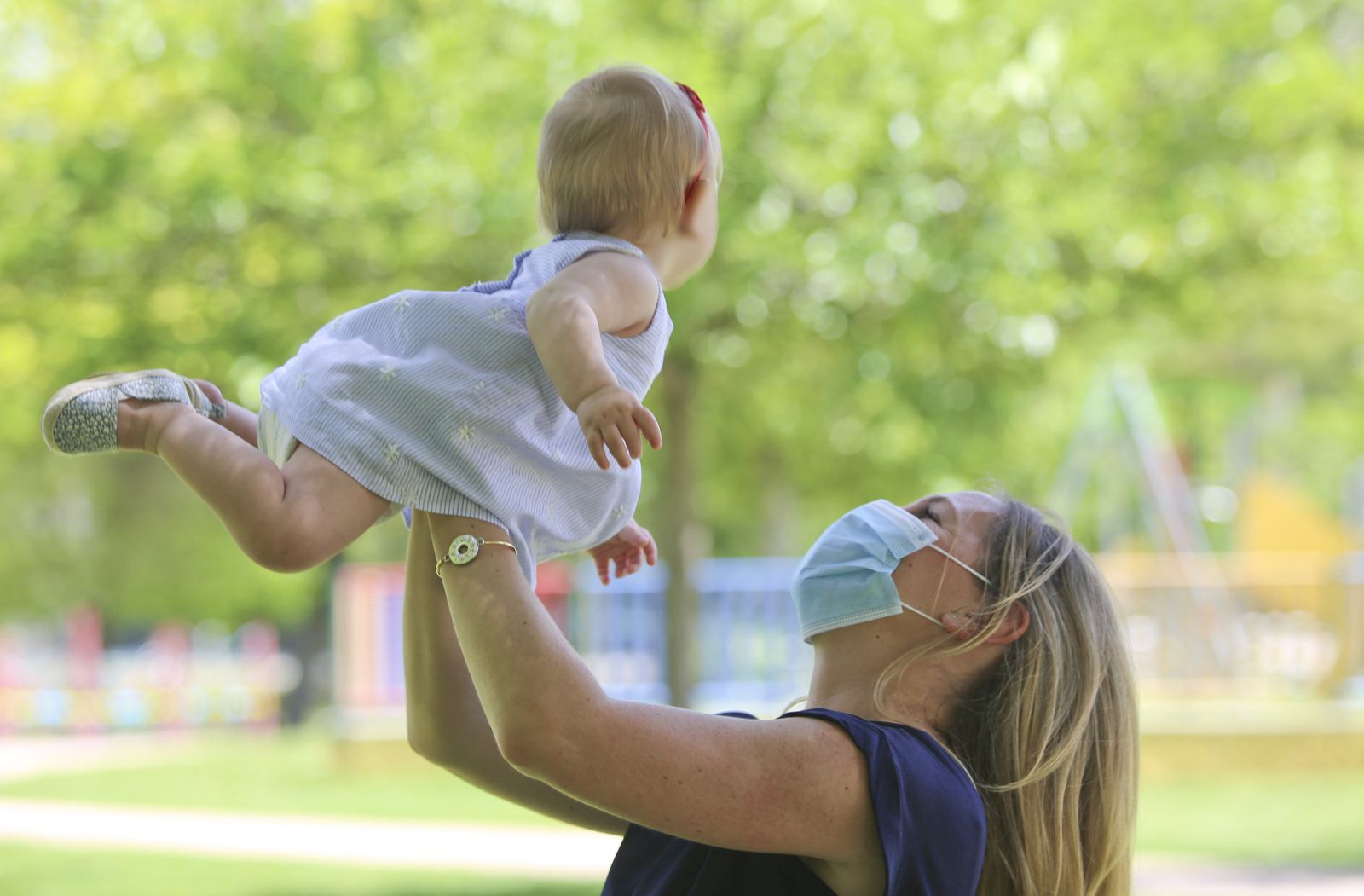 María Victoria con su niña.