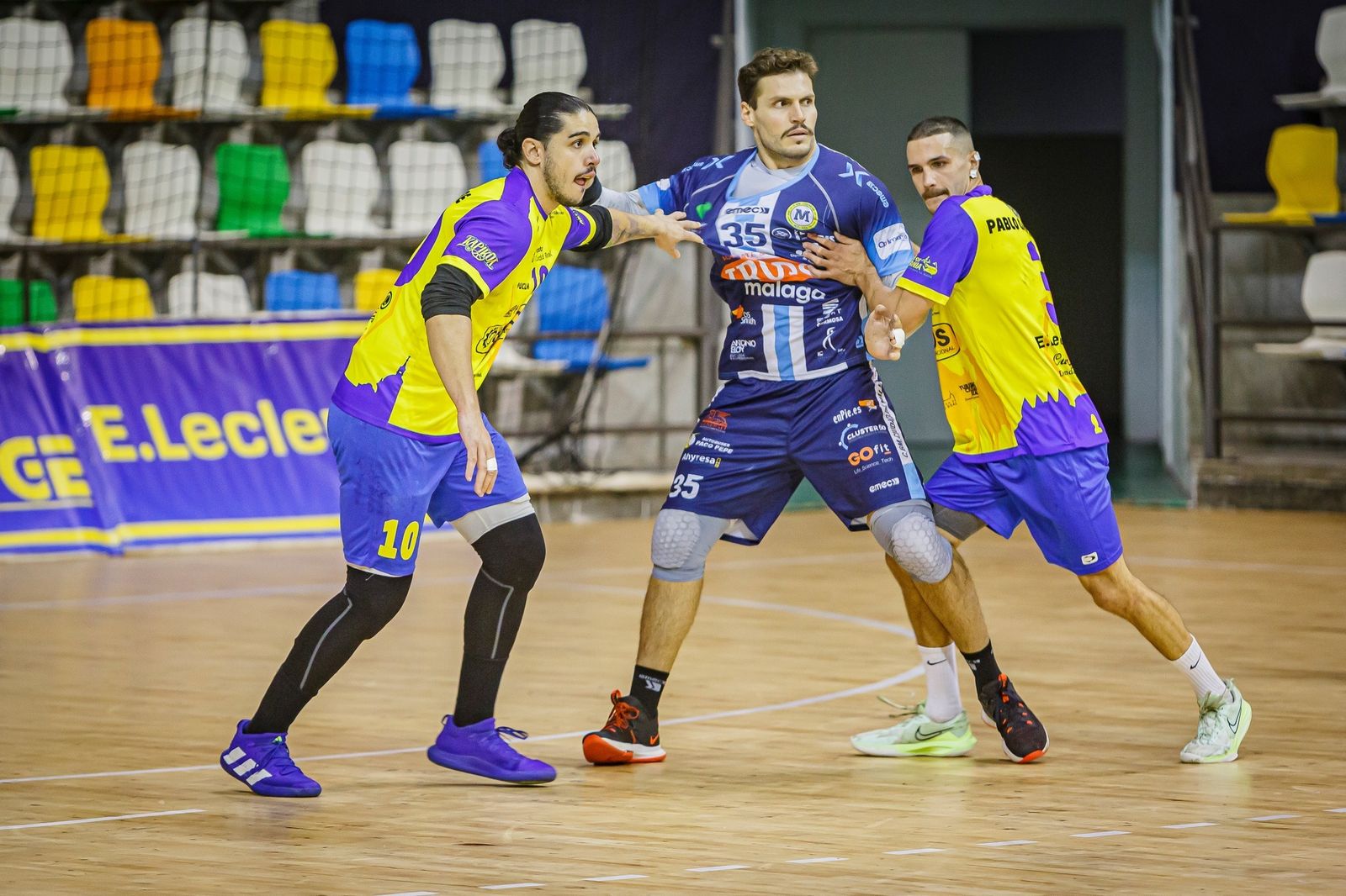 Pedro Martins luchando por la posición con dos centrales rivales.