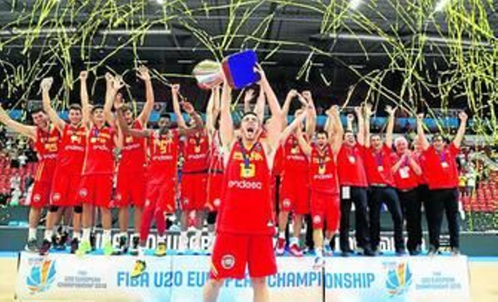 El malagueño Francis Alonso levanta el trofeo de campeón de Europa sub 20. El malagueño Francis Alonso levanta el trofeo de campeón de Europa sub 20.