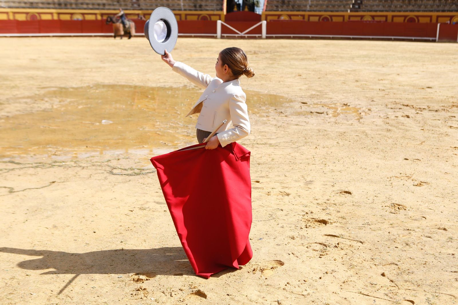 La clase magistral solidaria de Miguelete en la plaza de toros de Las Palomas de Algeciras, en imágenes