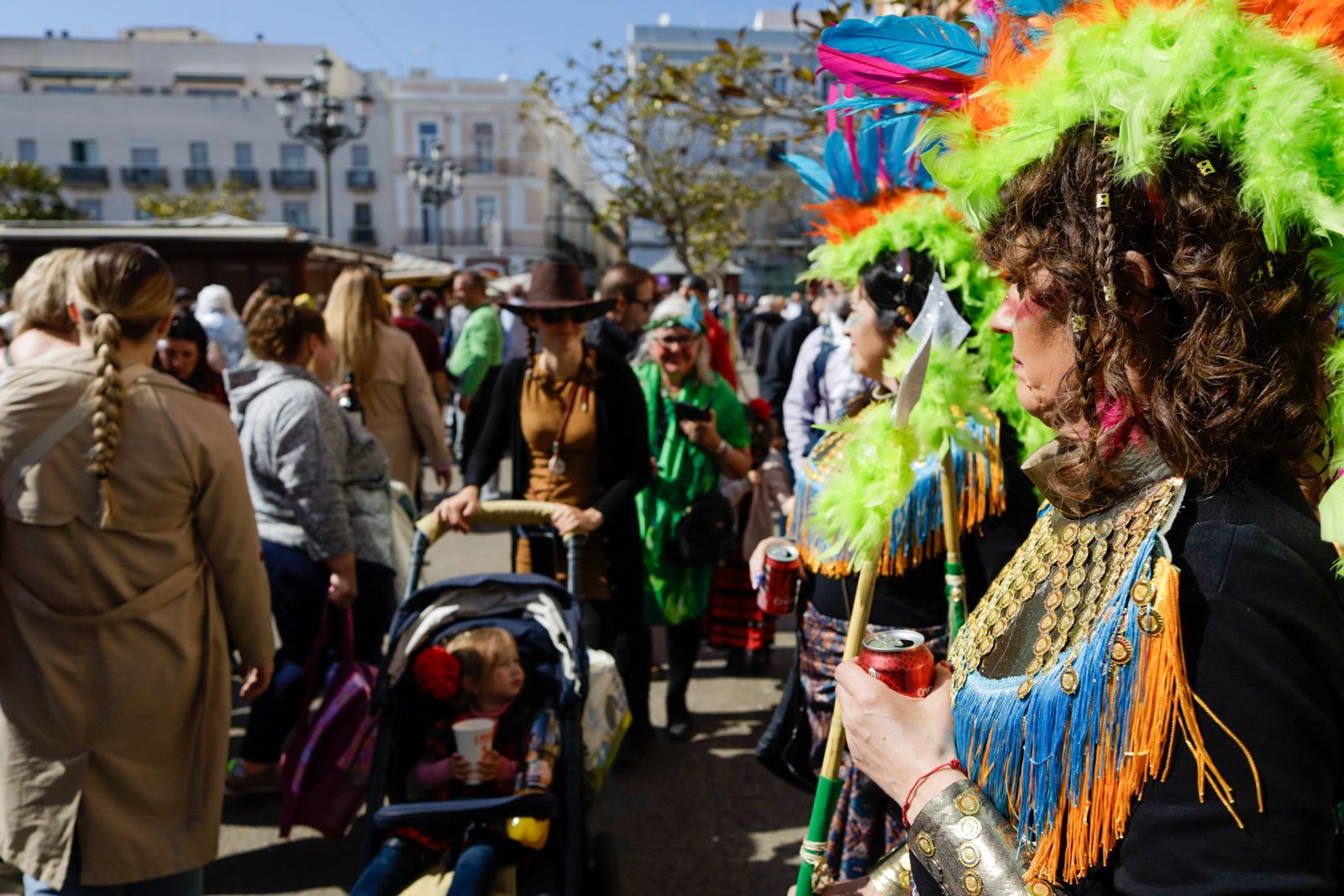Así vive Cádiz su primer sábado de Carnaval: las imágenes de las batallas de copla y la fiesta en la calle