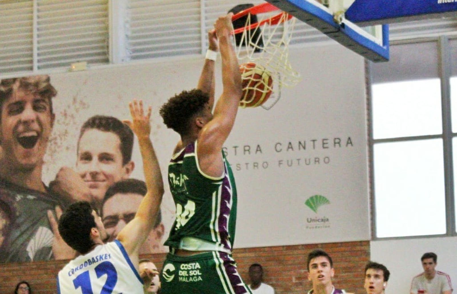 Ismael Tamba machaca el aro rival.