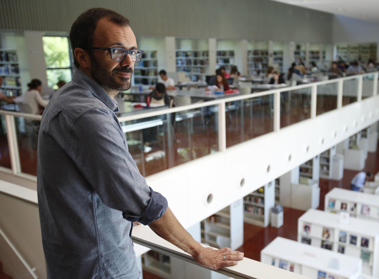 Isaac Rosa (Sevilla, 1974), este miércoles en la Biblioteca Infanta Elena, donde presentó ante el público, dentro del ciclo 'Letras Capitales', su nueva novela.