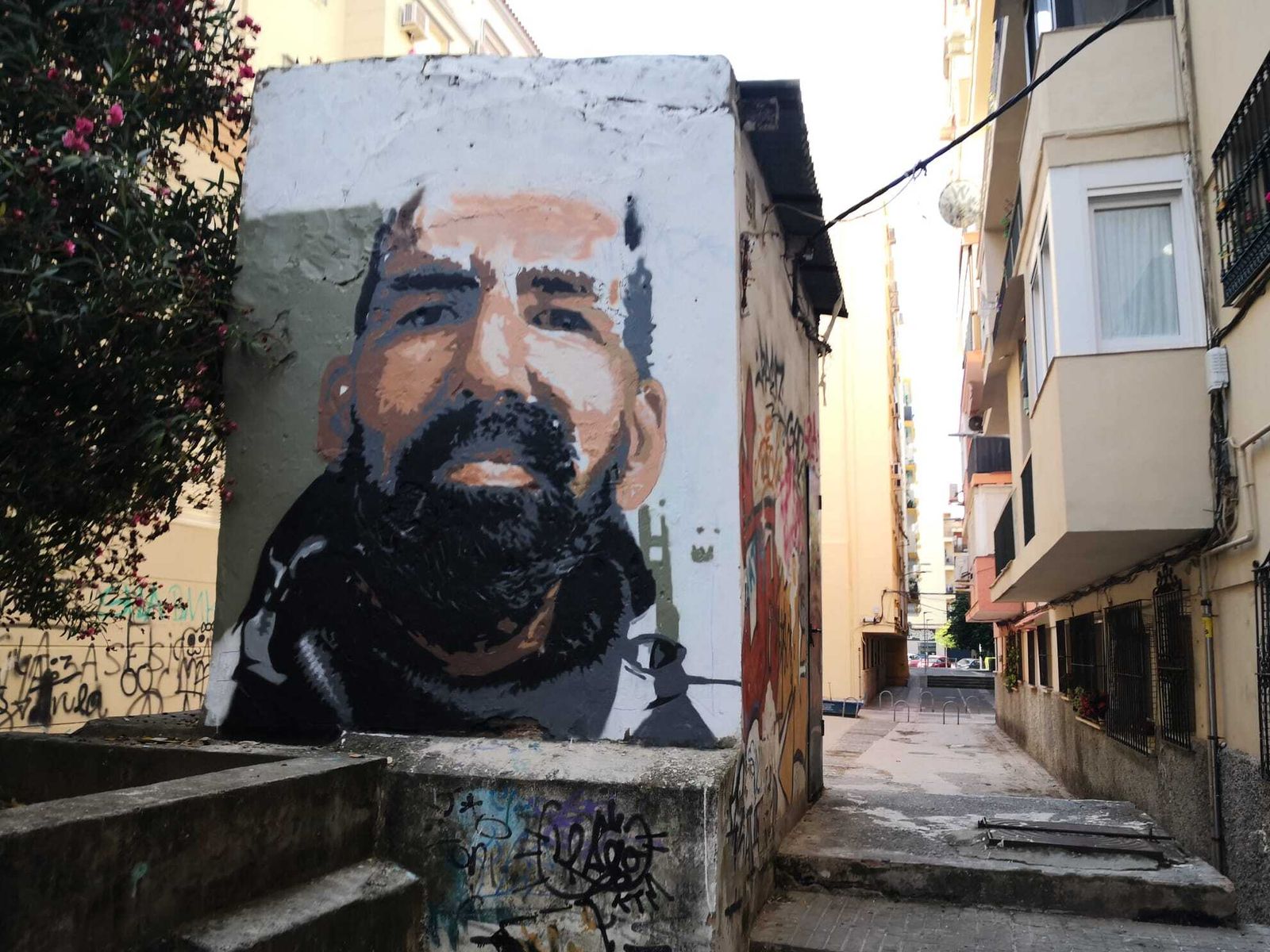 Grafiti, antes de terminarse, en recuerdo de Carli en la calle Salamanca.