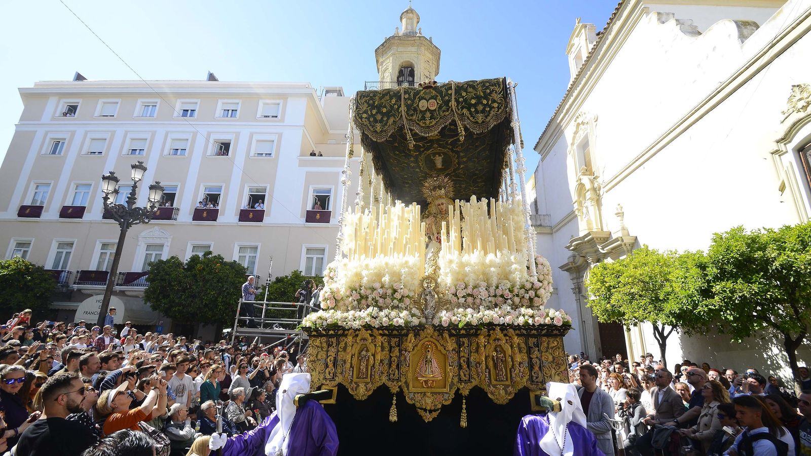 La Virgen de la Esperanza por la plaza de San Francisco.