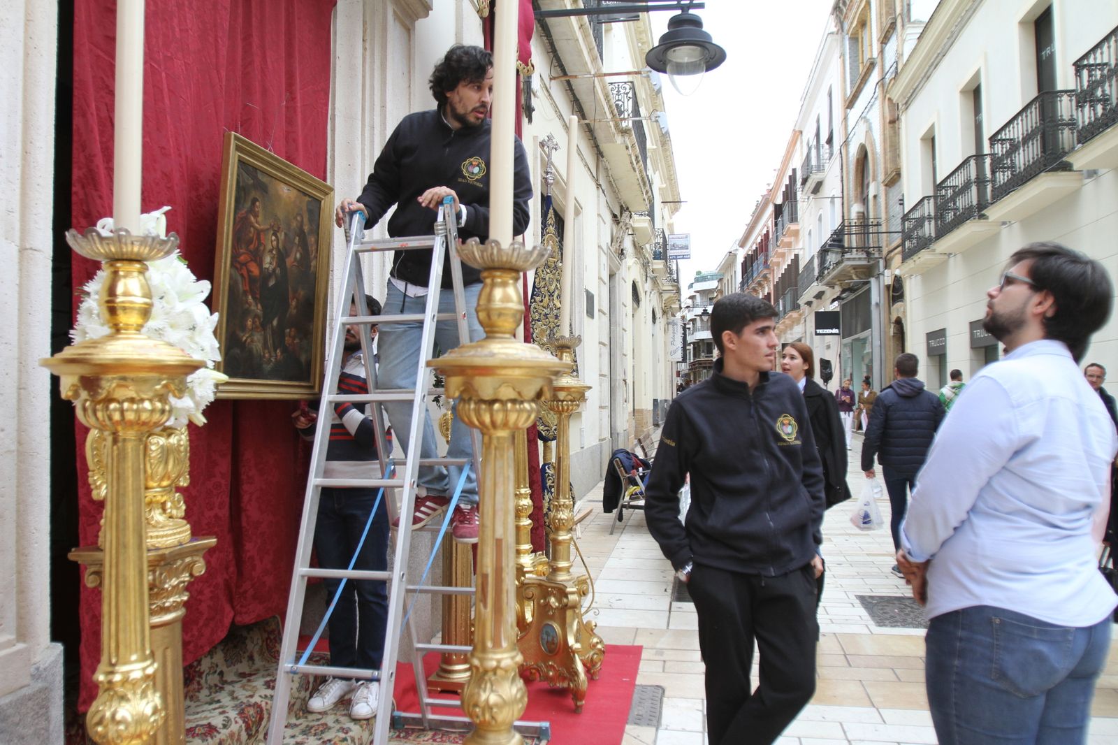 El centro se llena de altares para acoger la Magna  Rociera