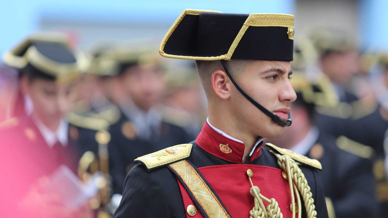 Un músico de Virgen de los Reyes tras el trono de la Sentencia de Málaga