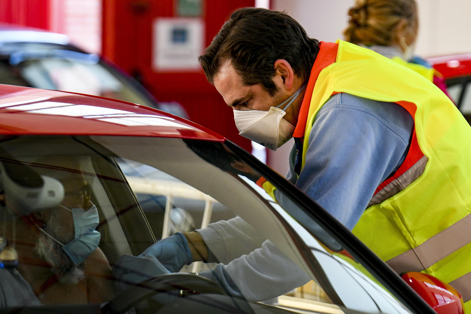 Fotos de la segunda jornada de vacunación masiva en Granada