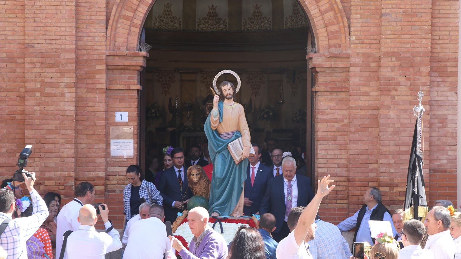 La imagen de San Marcos, a la salida de la Iglesia de San Isidro Labrador tras su misa.