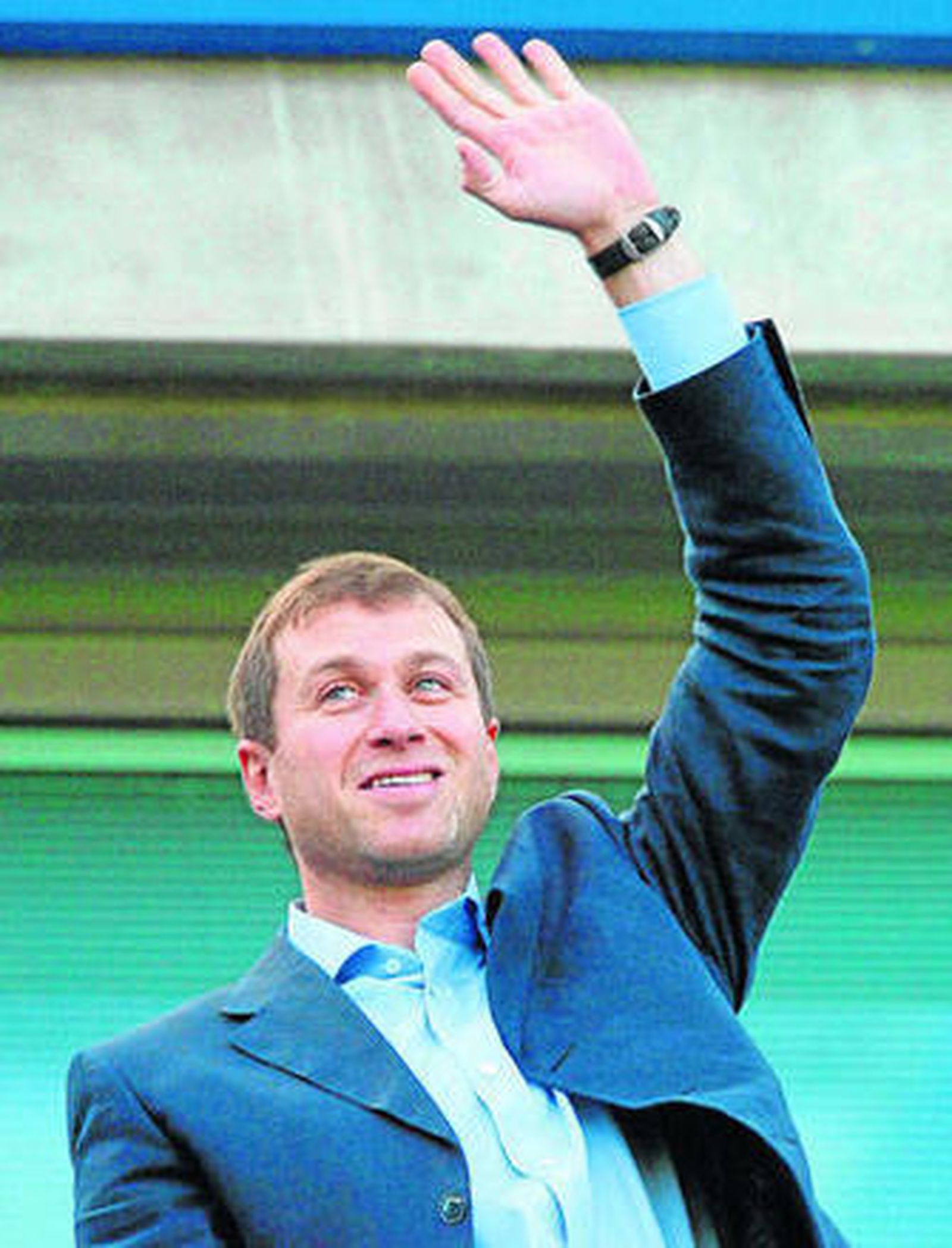 Roman Abramovich, saludando a los aficionados blues desde el palco de Stamford Bridge.
