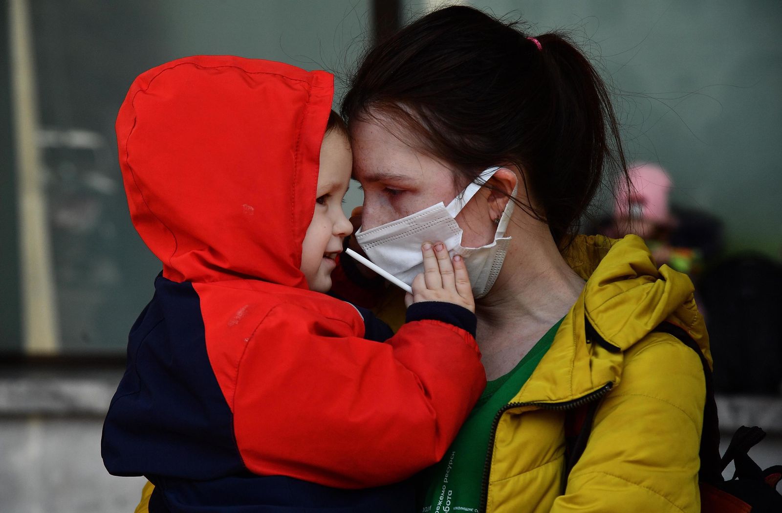 Una mujer y un niño ucranianos que han huido de la guerra a su llegada a Genoa, Italia.