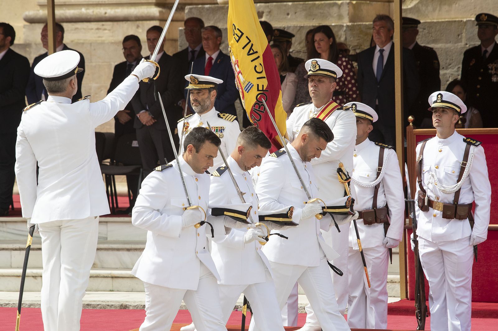 Las imágenes de la entrega de despachos en la Escuela de Suboficiales de la Armada