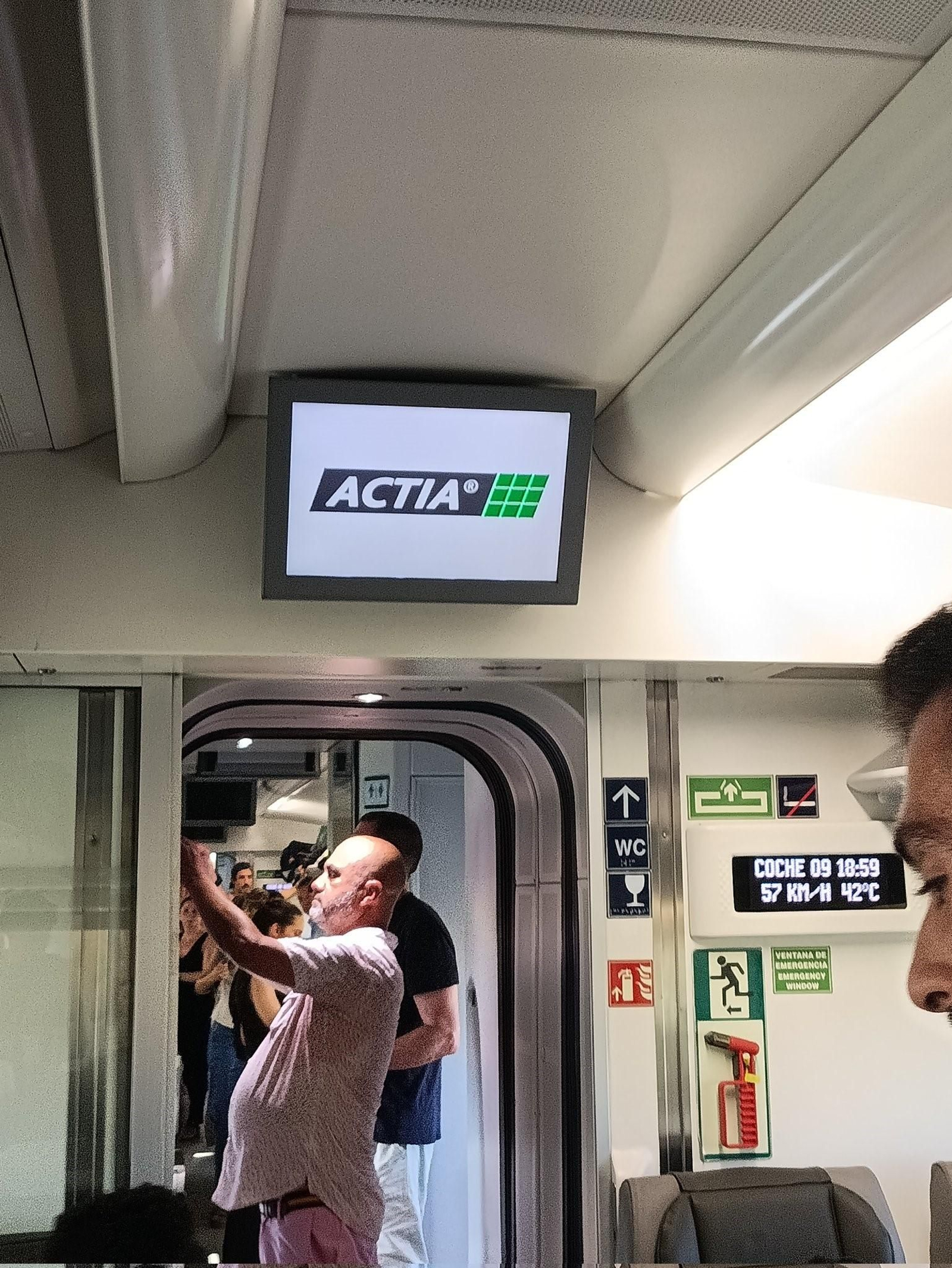 Imagen de pasajeros durante la avería del tren Alvia entre Madrid y Cádiz.