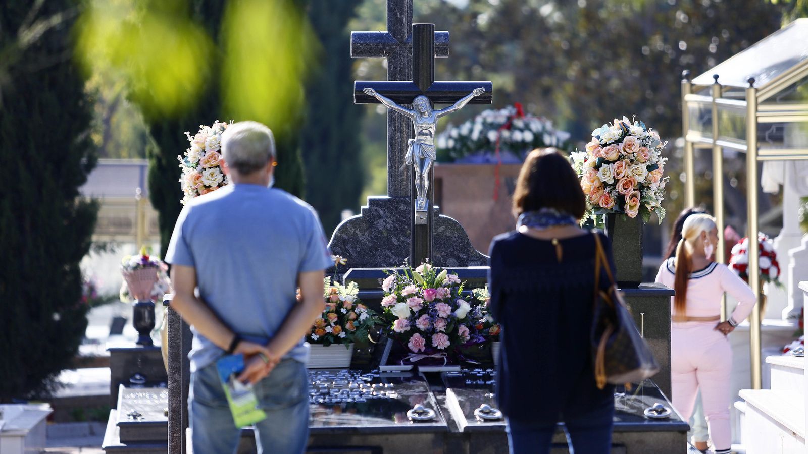 Elisa y su hermano frente a la tumba de sus padres.