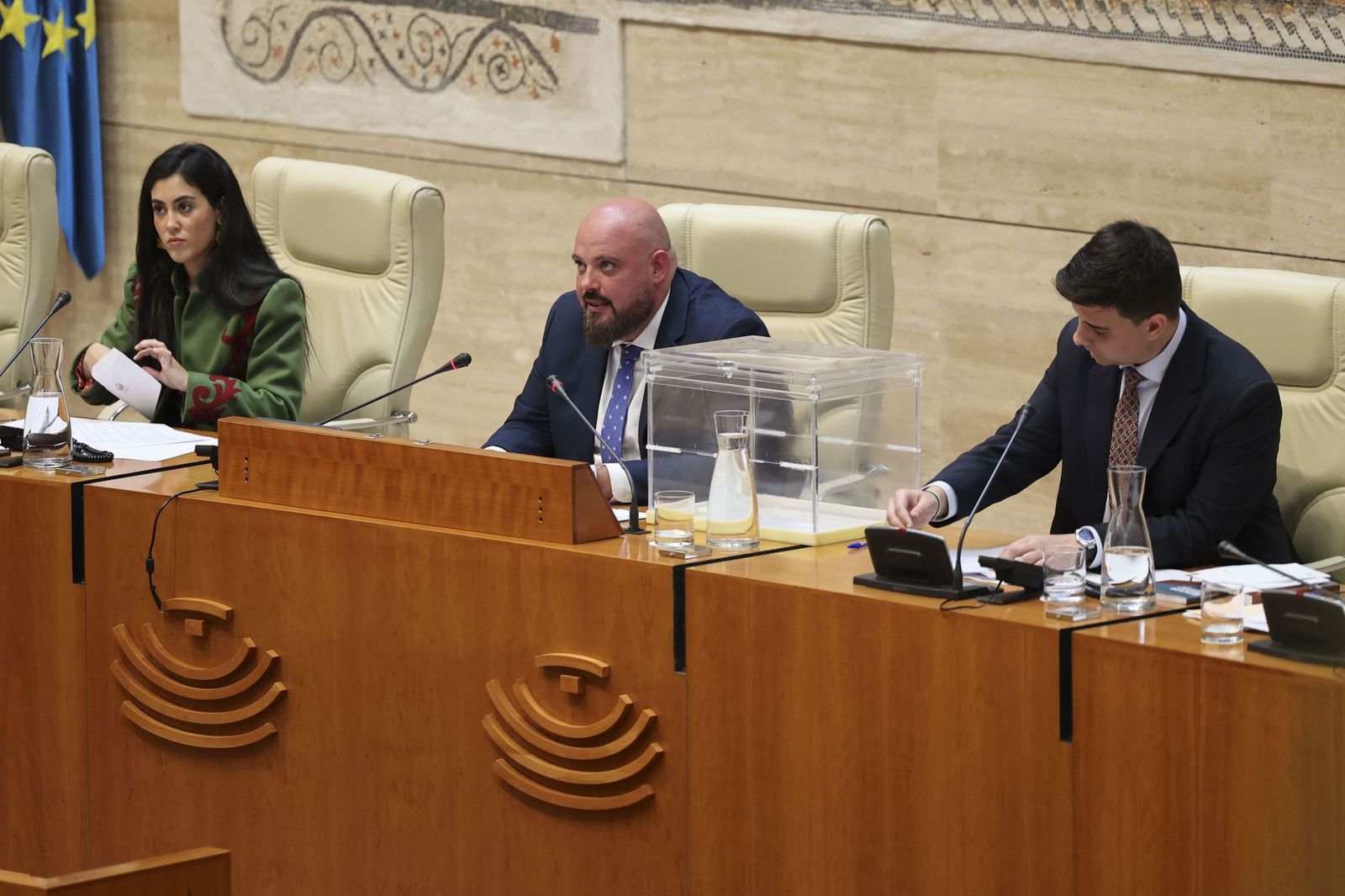 El diputado popular, Manuel Naharro Gata, toma asiento de su nuevo cargo tras ser proclamado nuevo presidente de la Asamblea de Extremadura.