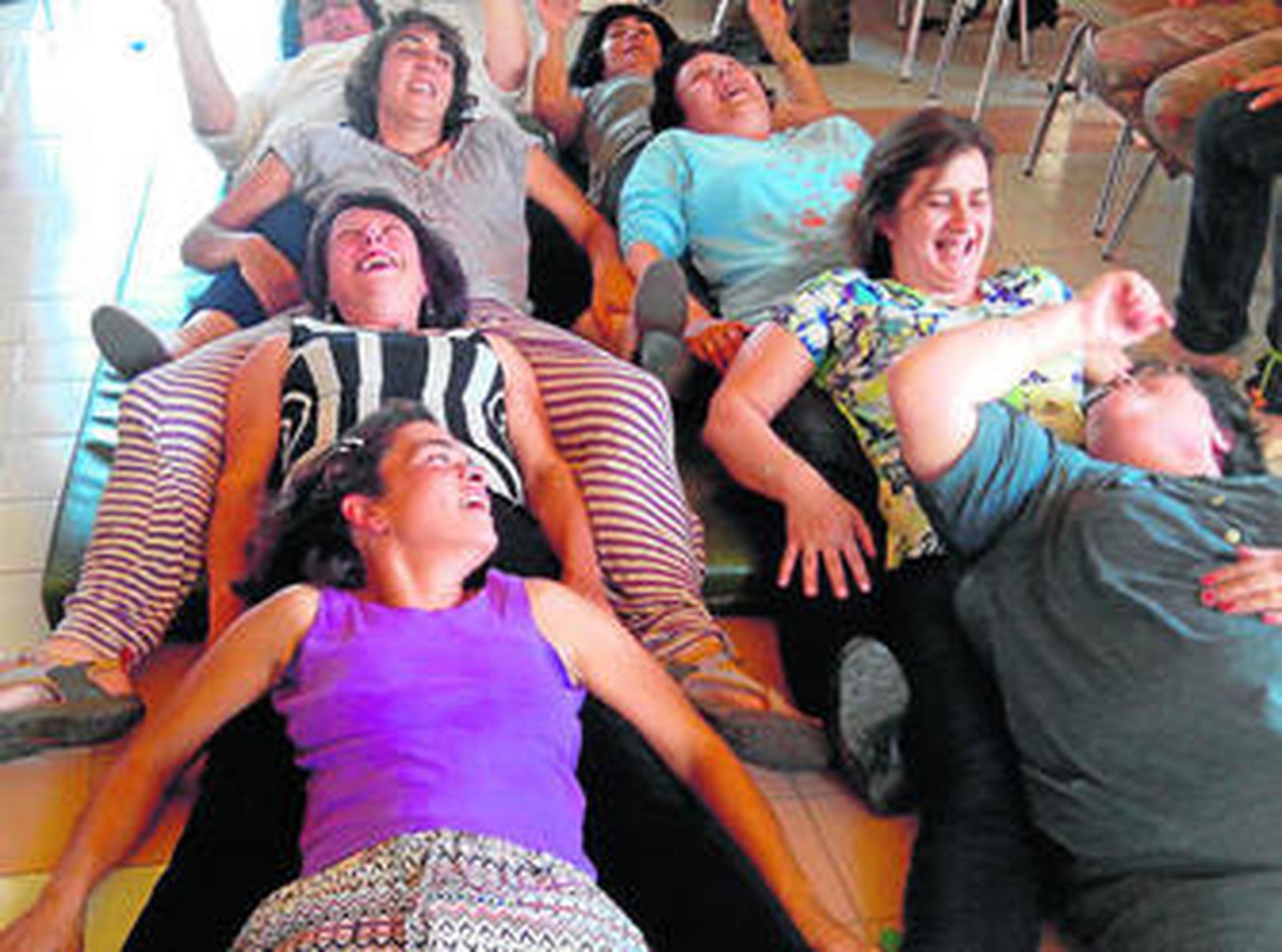 Algunas de las mujeres del programa Gruse en el taller de risoterapia.