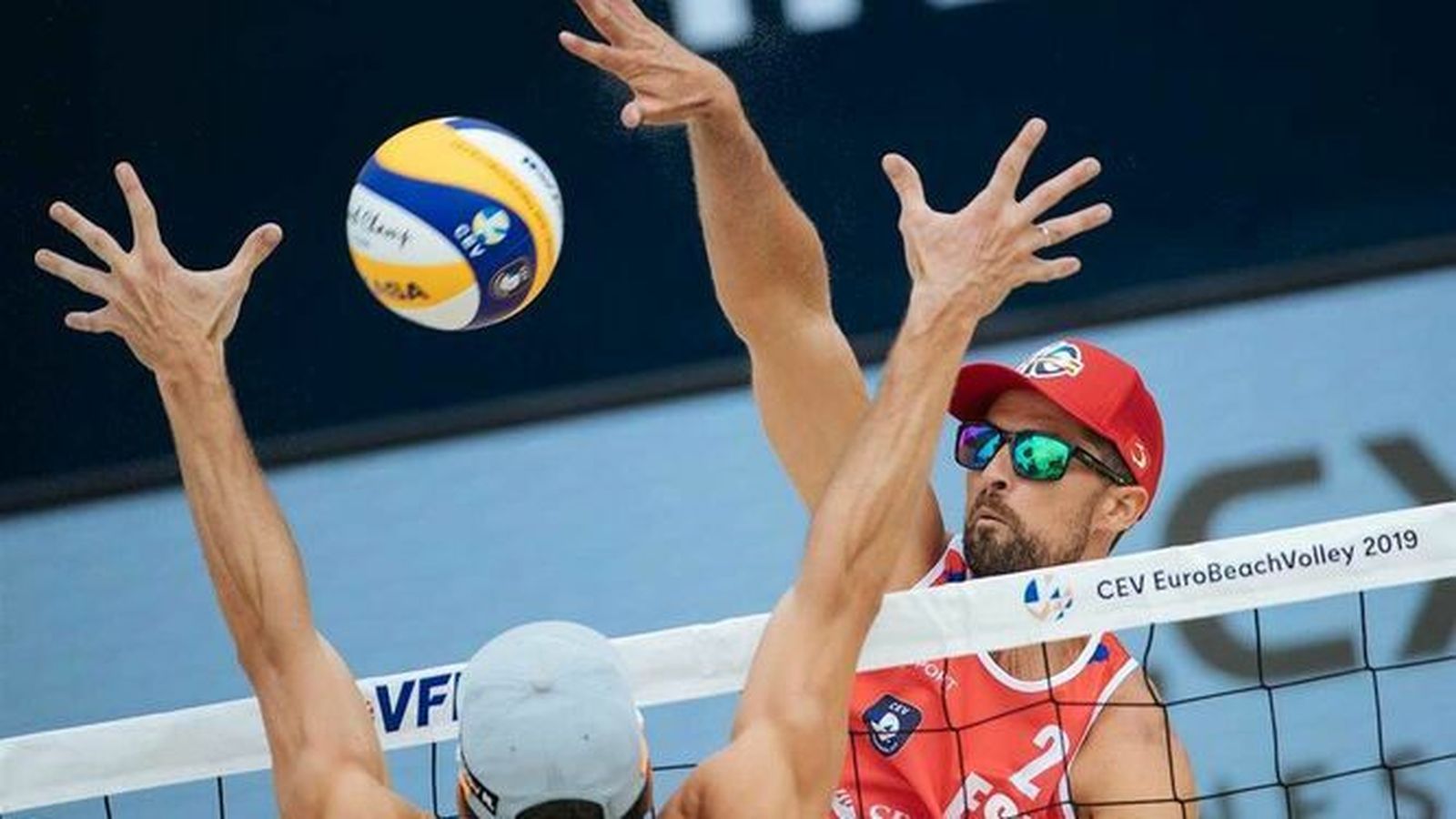 Una jugada de remate en la red de la dupla española