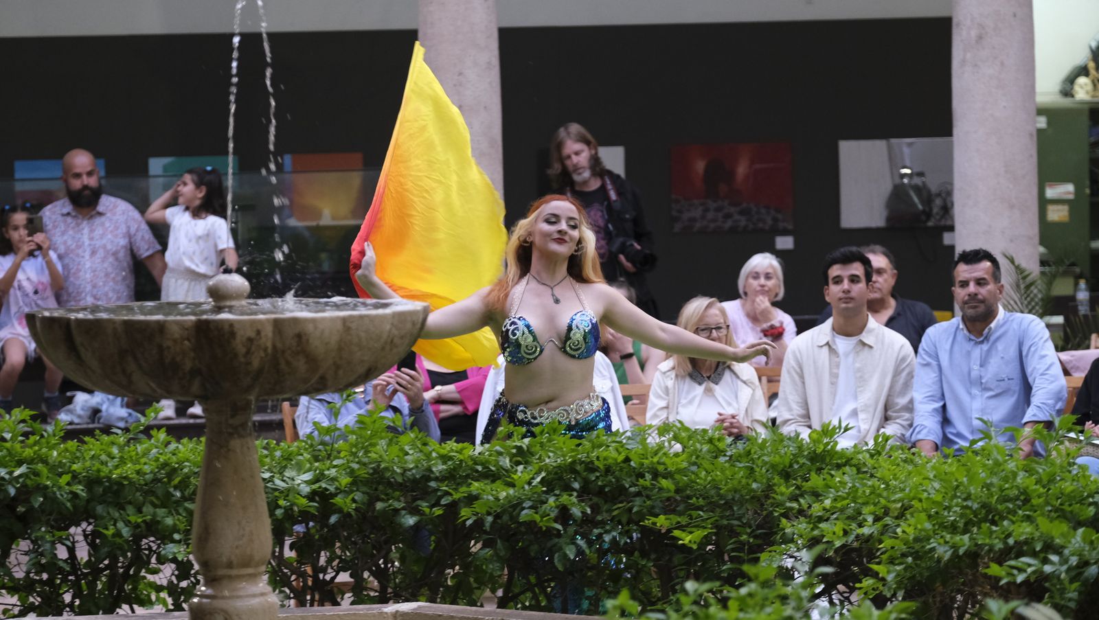 Imágenes del desfile benéfico contra el cáncer, en la Escuela de Artes de Almería
