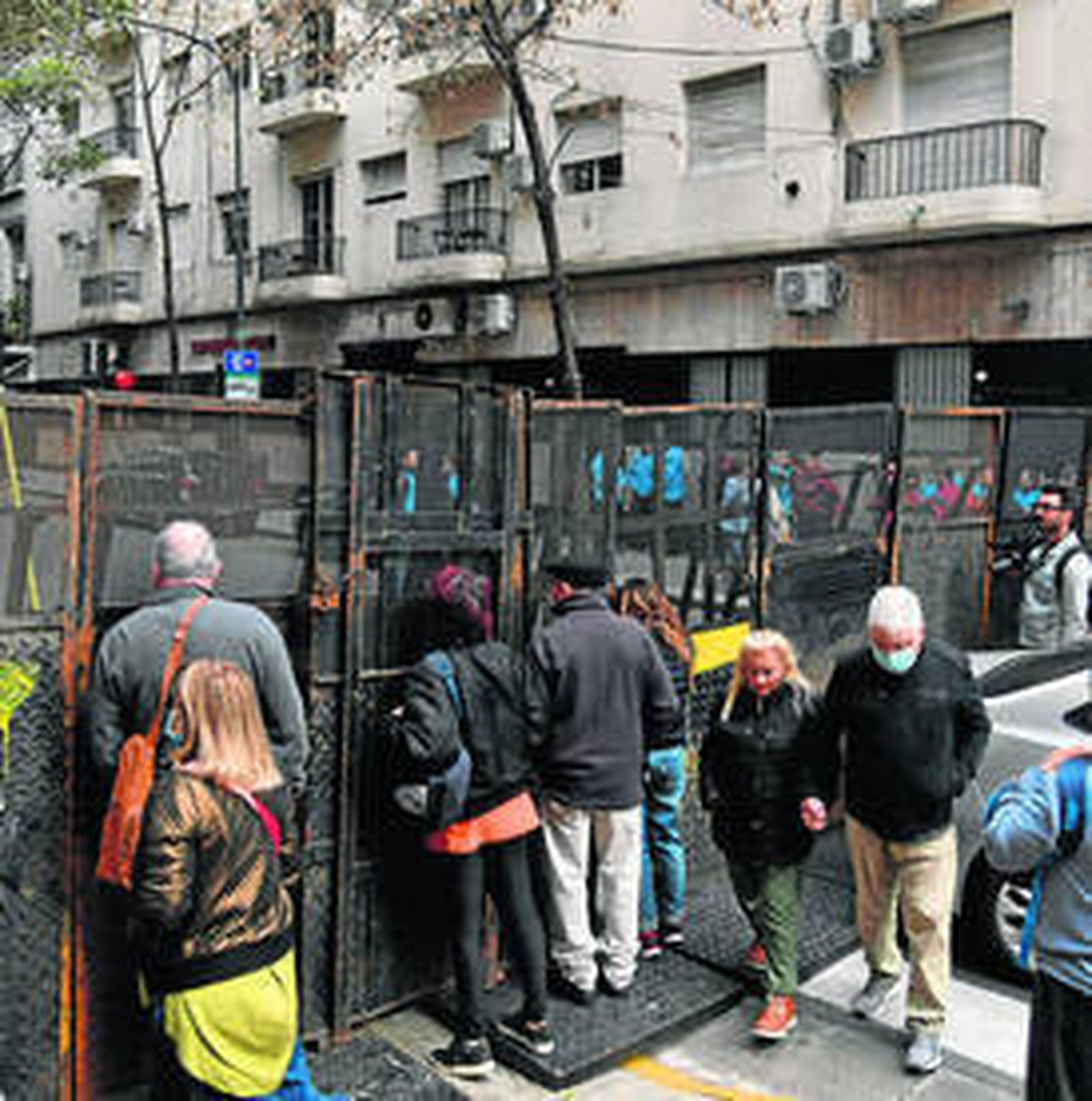 Imagen de la valla ordenada por el alcalde de Buenos Aires.