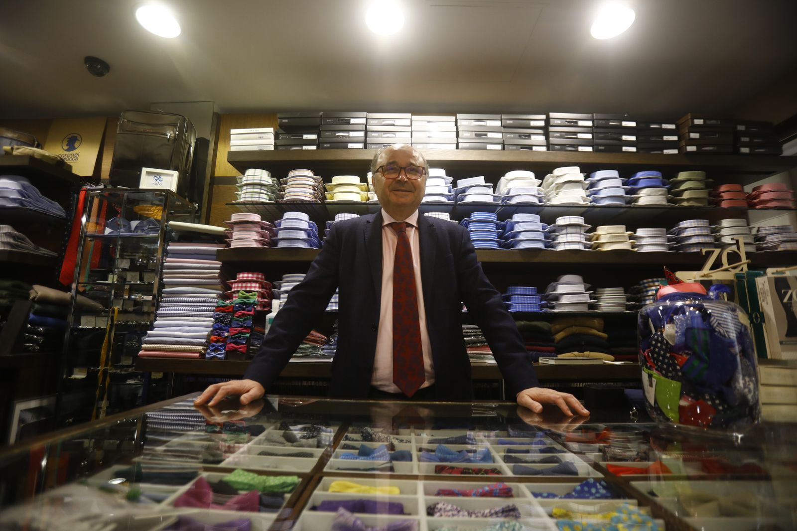 El presidente de la Asociación Amigos Comerciantes Iluminando Juntos, Pedro Jiménez, en su tienda.